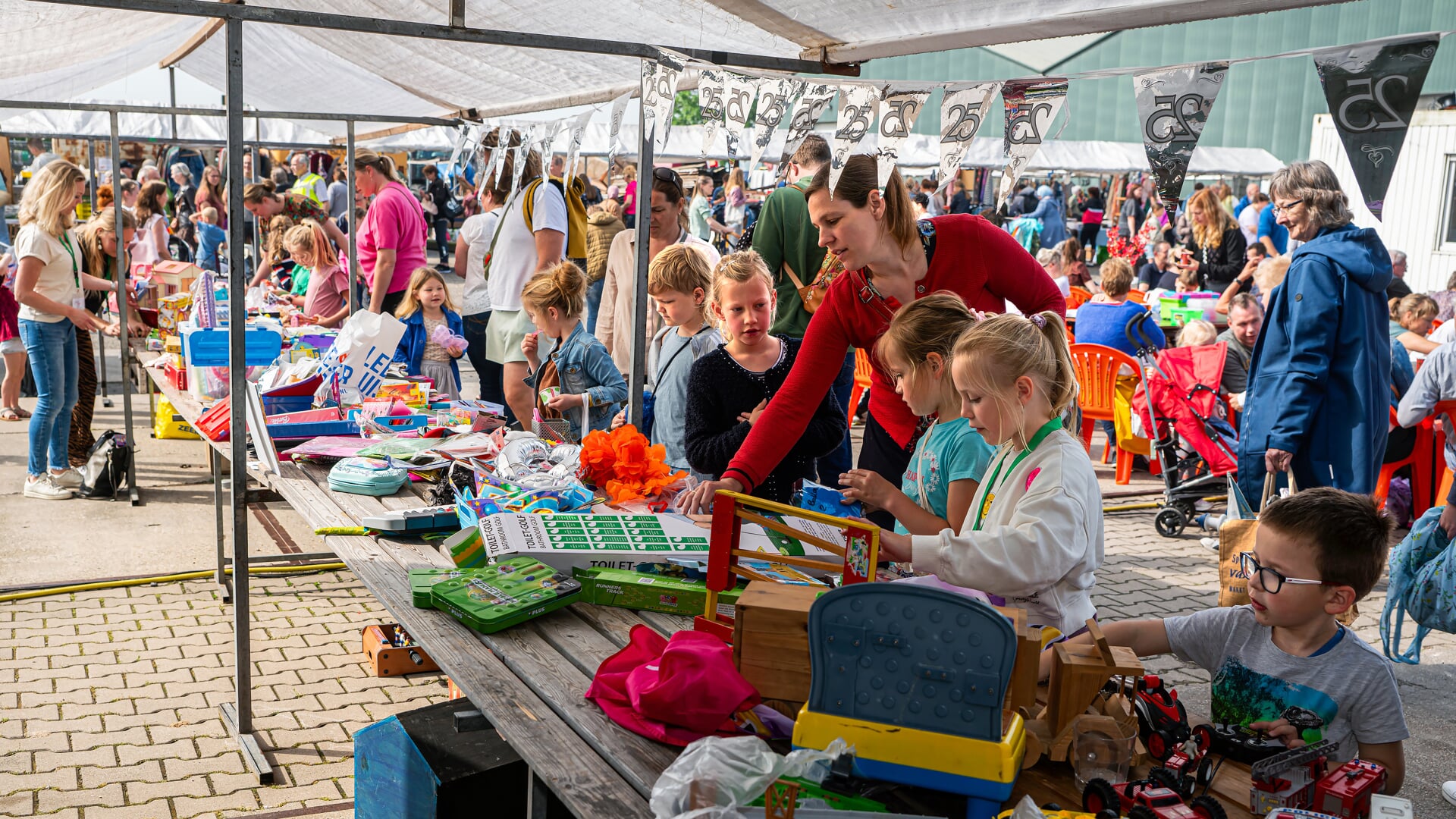 Zonnige rommelmarkt in Nieuwland