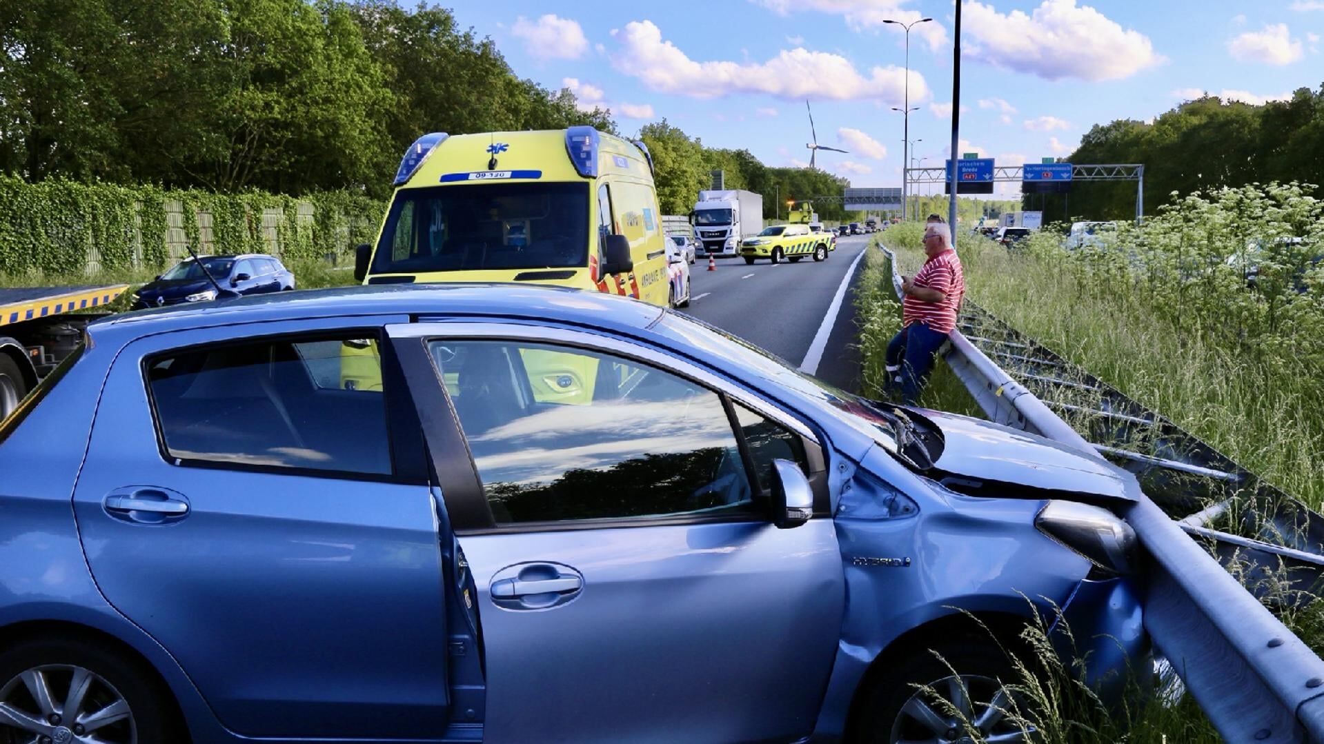 Auto In De Vangrail Geduwd Door Vrachtwagen Op A27 Ter Hoogte Van ...