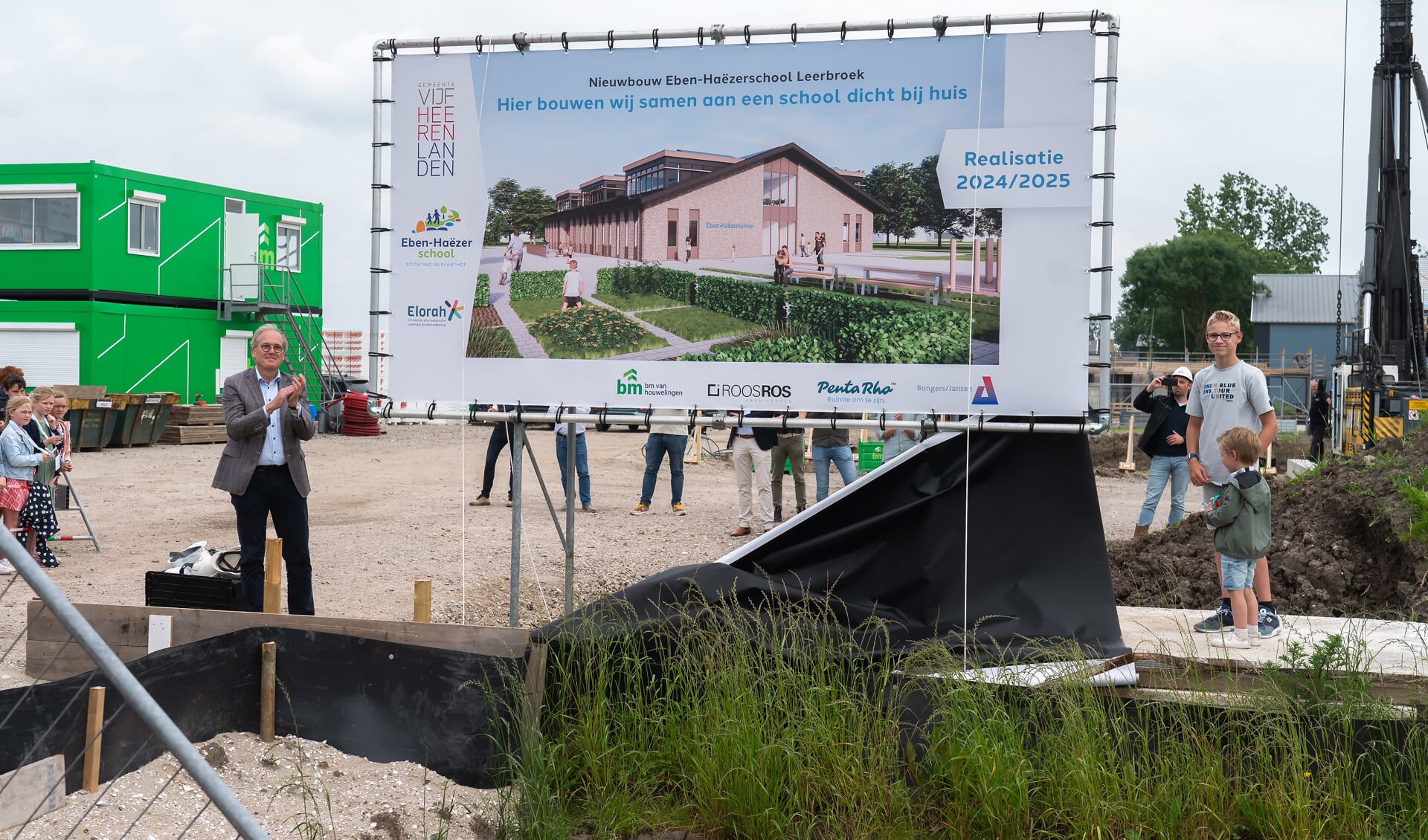 Eerste paal Eben-Haëzerschool in Leerbroek de grond in: ‘Eindelijk’