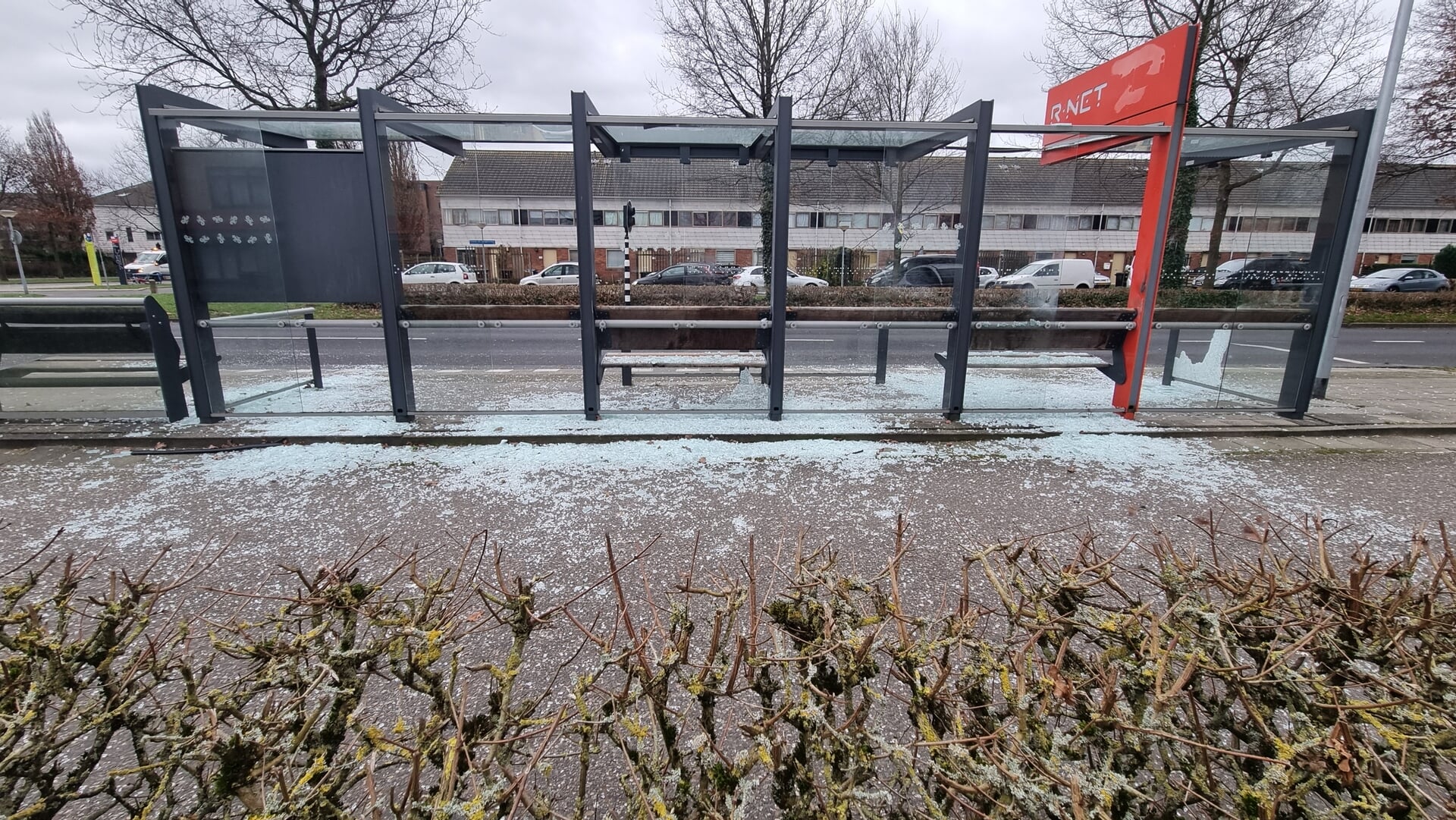 Drie-bushaltes-magneet-voor-vuurwerkvandalen---Het-leek-hier-wel-een-oorlogsgebied-