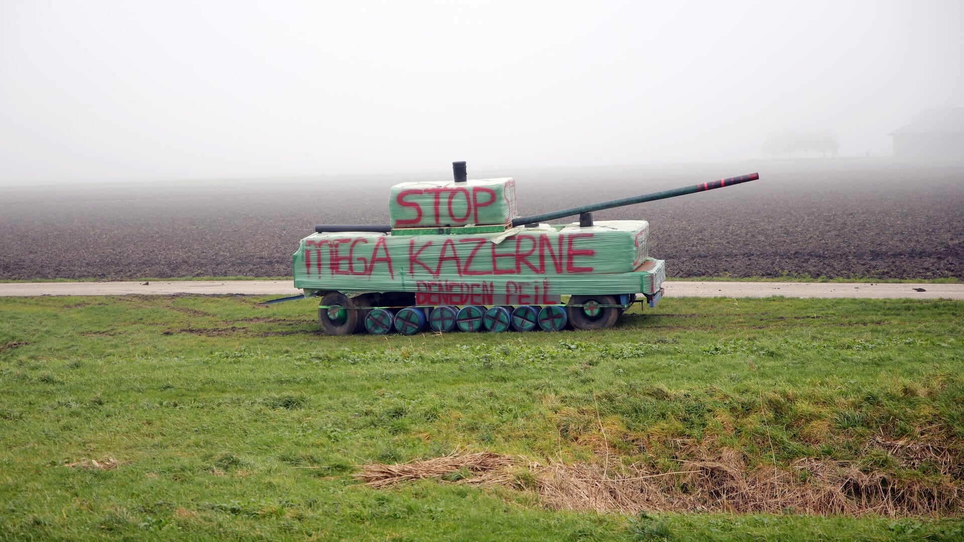 Tank-als-protest-tegen-mogelijke-megakazerne