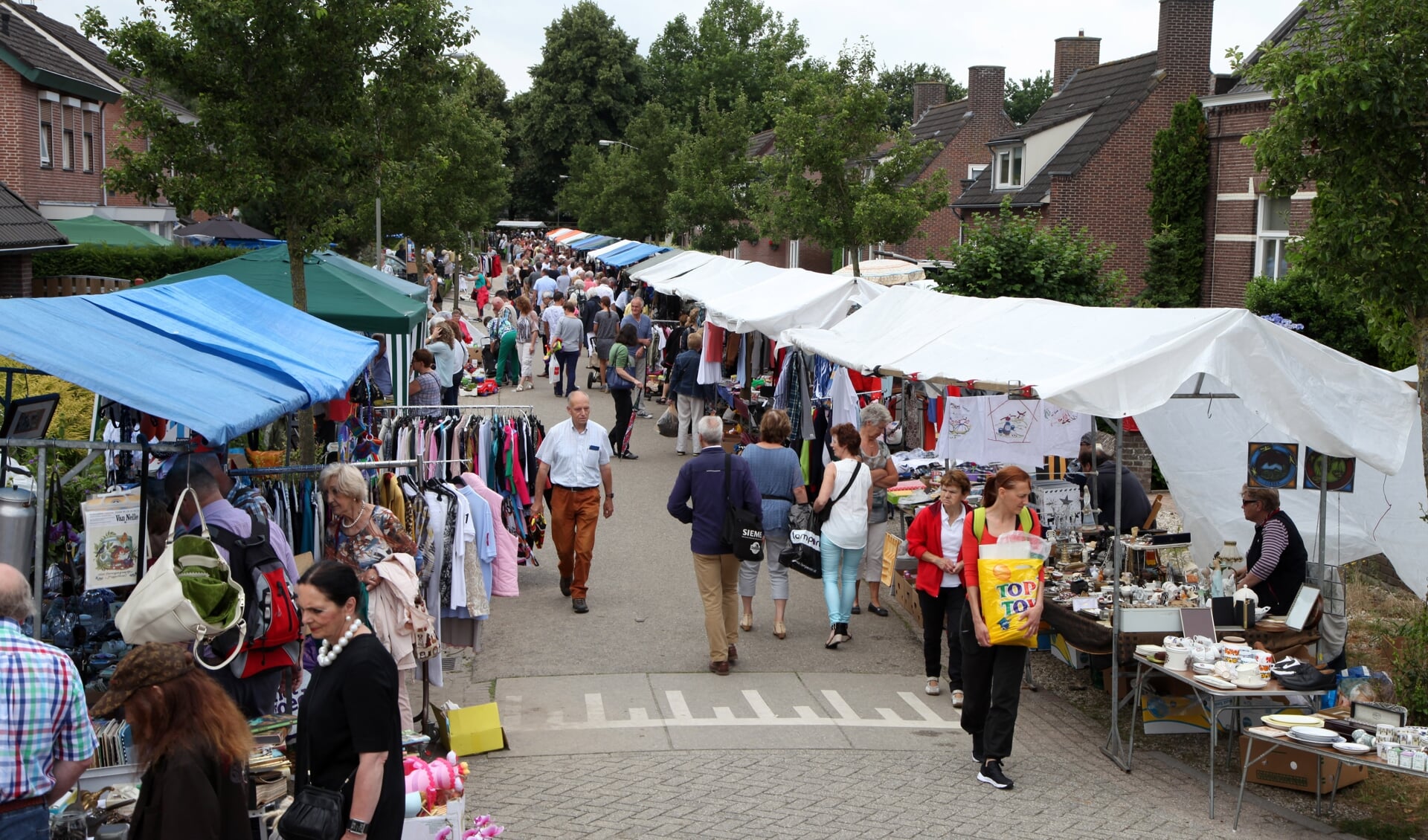 Weer zomermarkt in straten van Overlangel