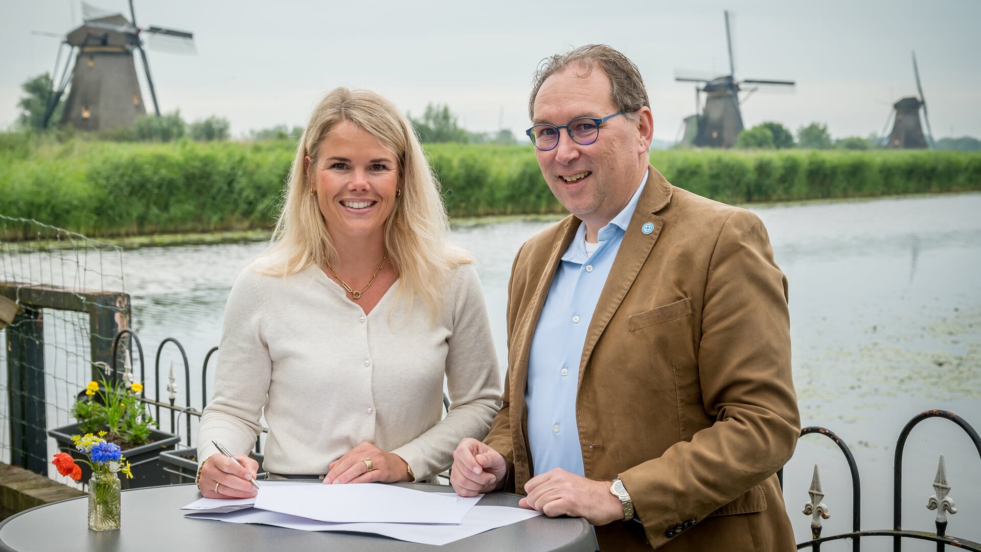 Sponsorovereenkomst SWEK en aannemer P. van Leeuwen bij gerenoveerde ...