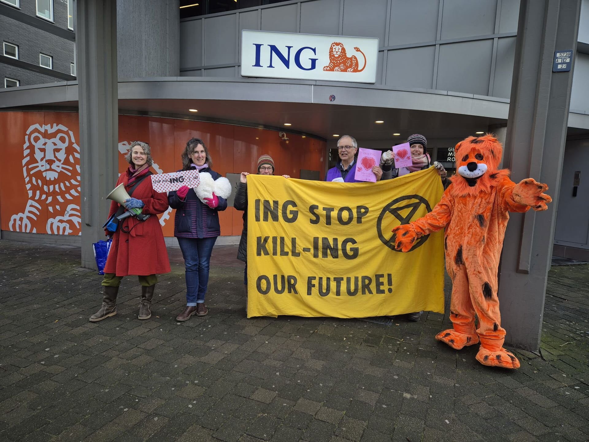 Valentijnsverzoek van XR Almere aan ING: ‘Stop met financieren fossiele industrie’