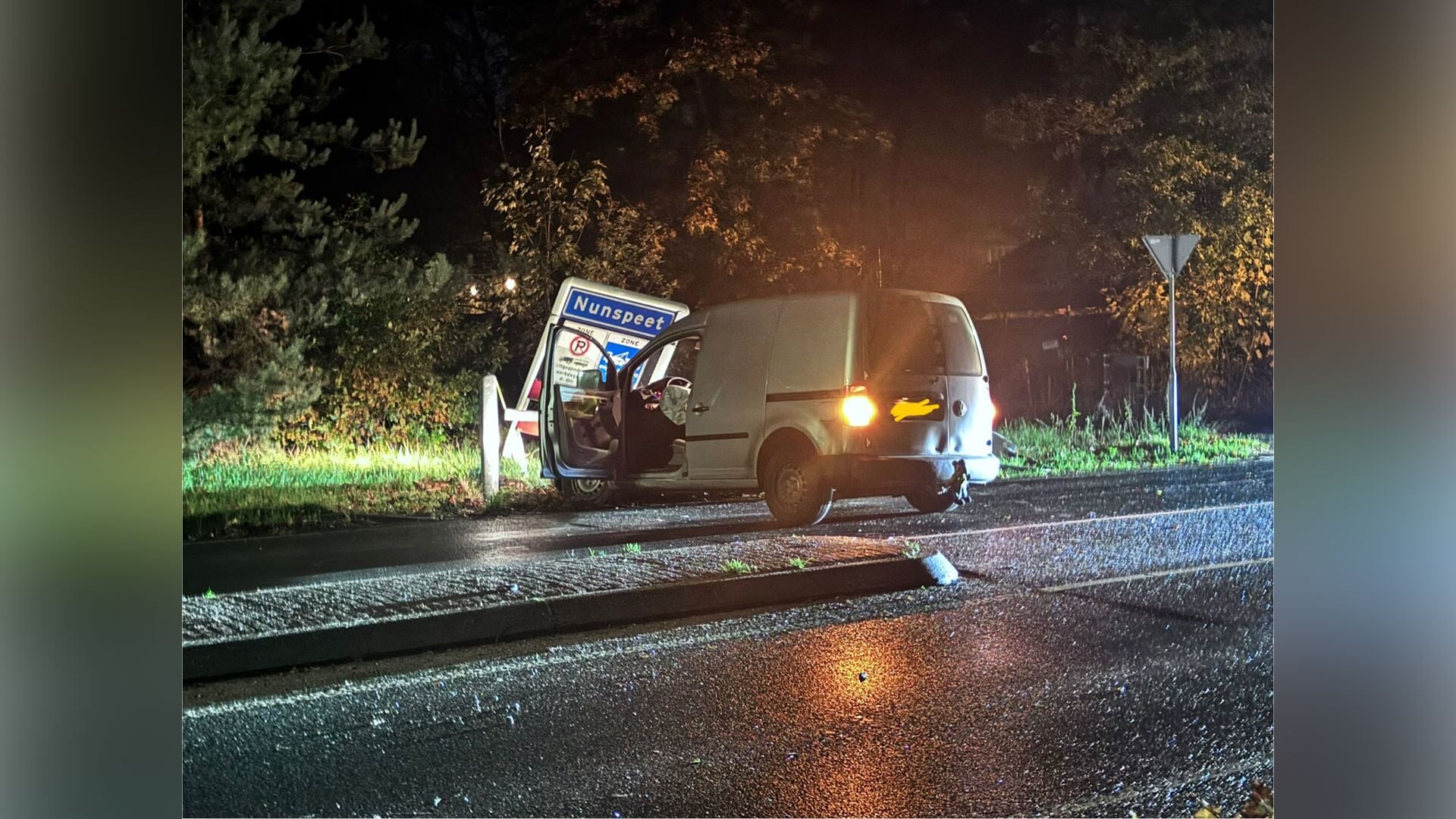 Busje rijdt tegen plaatsnaambord in Nunspeet, geen zwaargewonden
