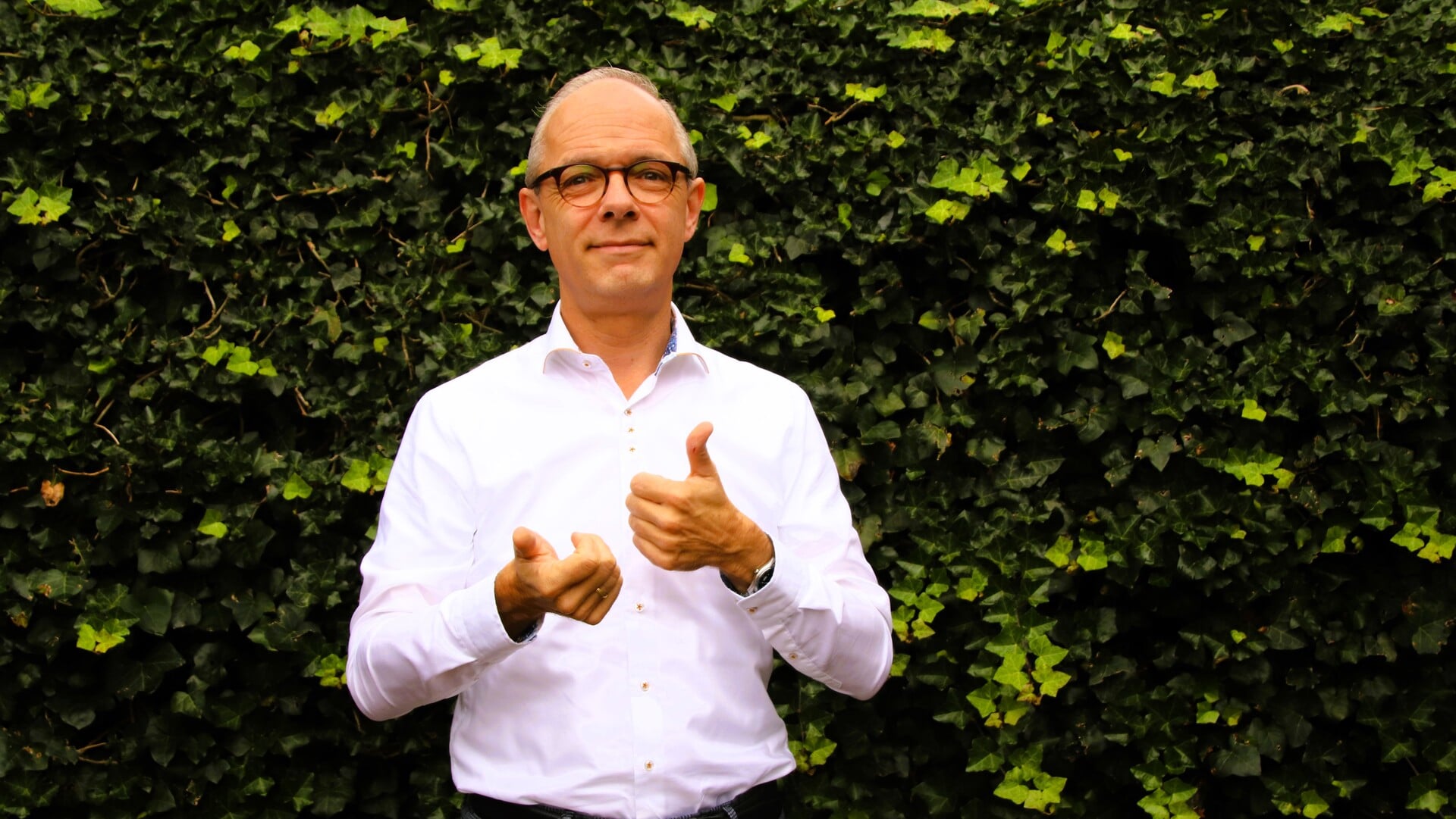 Dominee Martin Visser brengt het evangelie in gebarentaal