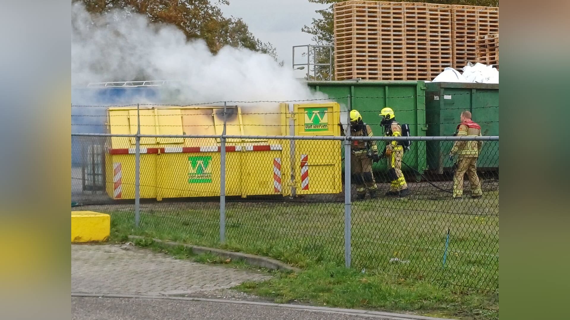 Brand in container bij bedrijf in Elburg