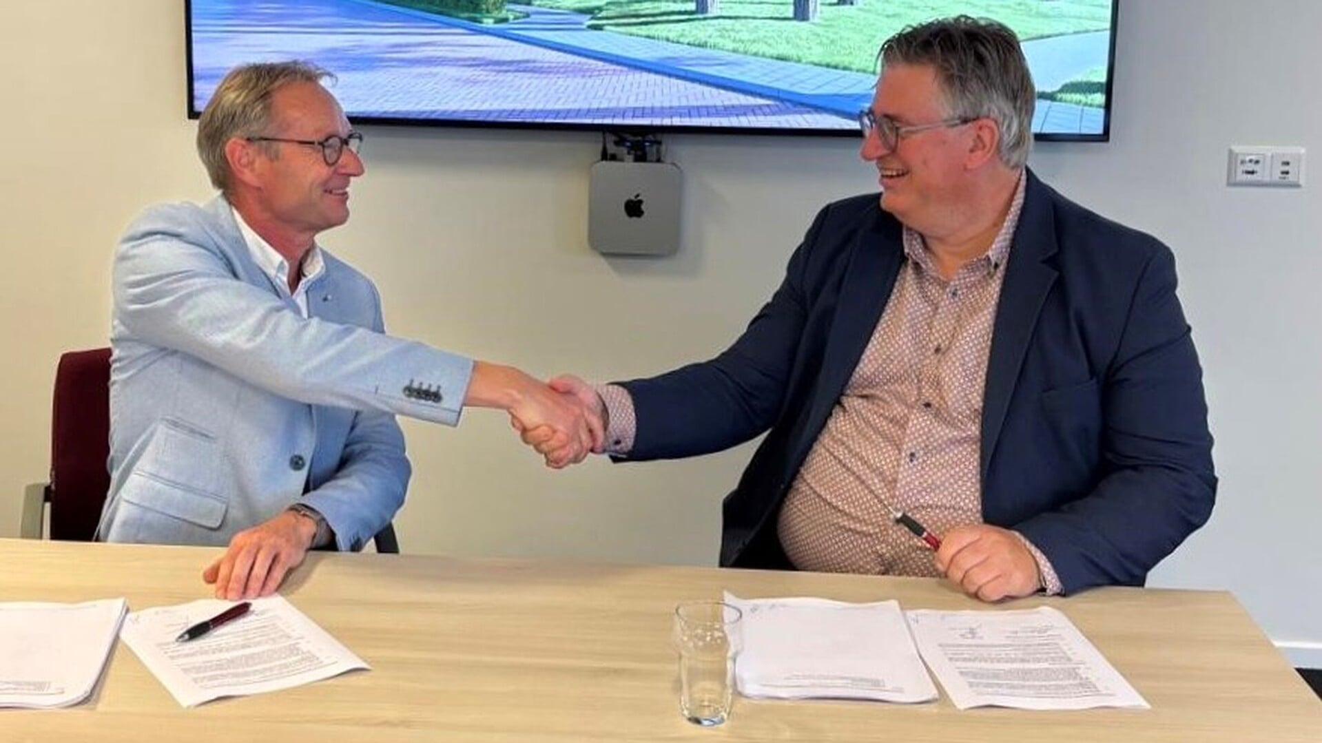 Handen ineen voor woonvorm Ommezien op Urk; Patrimonium en Eleos ondertekenen overeenkomst
