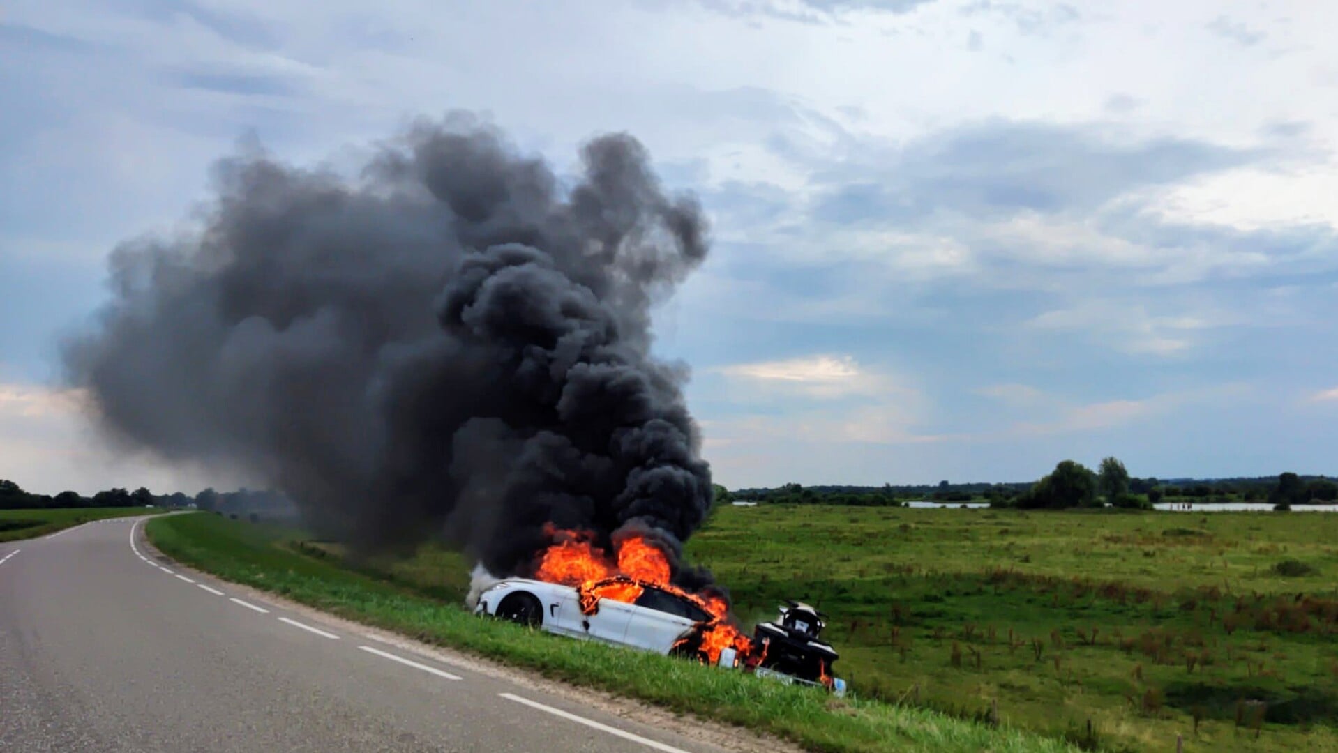 Auto met jetski in brand op Rijnbandijk in Eck en Wiel