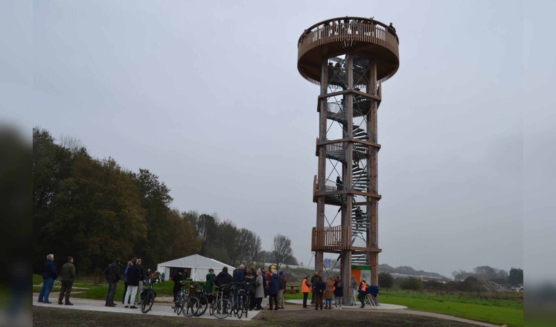 Nieuwe uitkijktoren langs de A9 bij Ouderkerk: uitzicht over werkzaamheden, polder én weidevogels