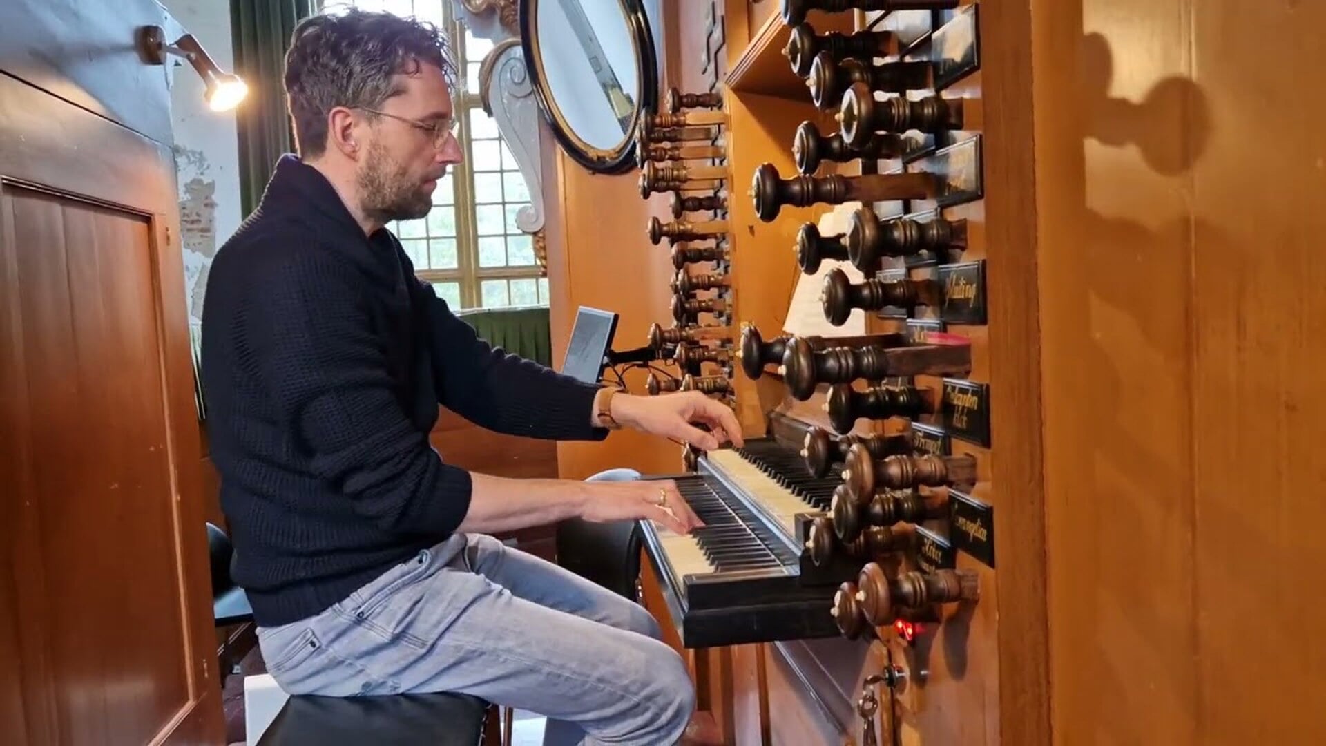 Jurjan Lipke houdt het kerkorgel springlevend