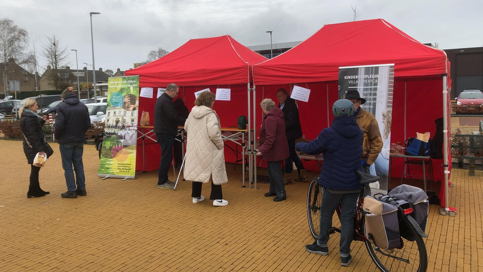 Oliebollenactie in Wezep door Vrienden van IJsselvliedt en Vila ExpertCare