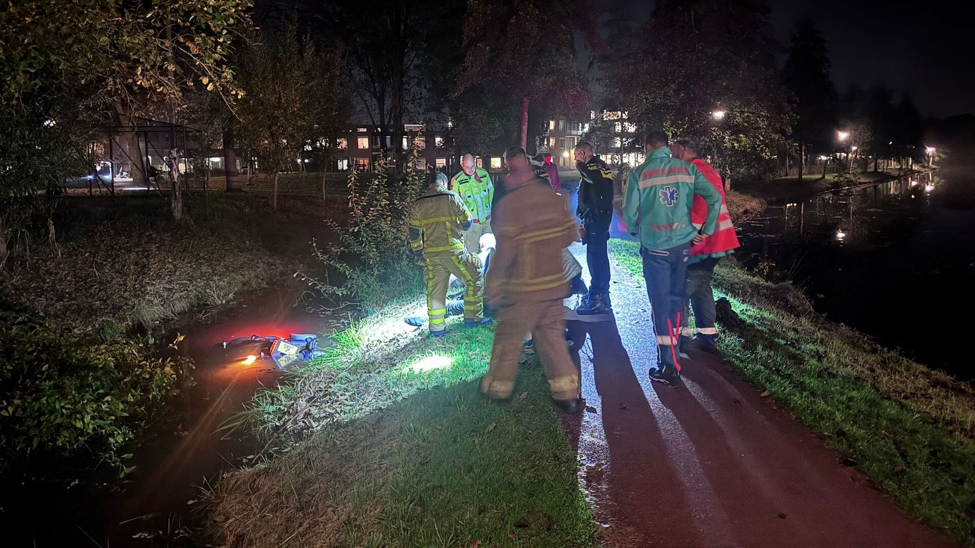 Man komt met scootmobiel in stadsgracht Elburg terecht