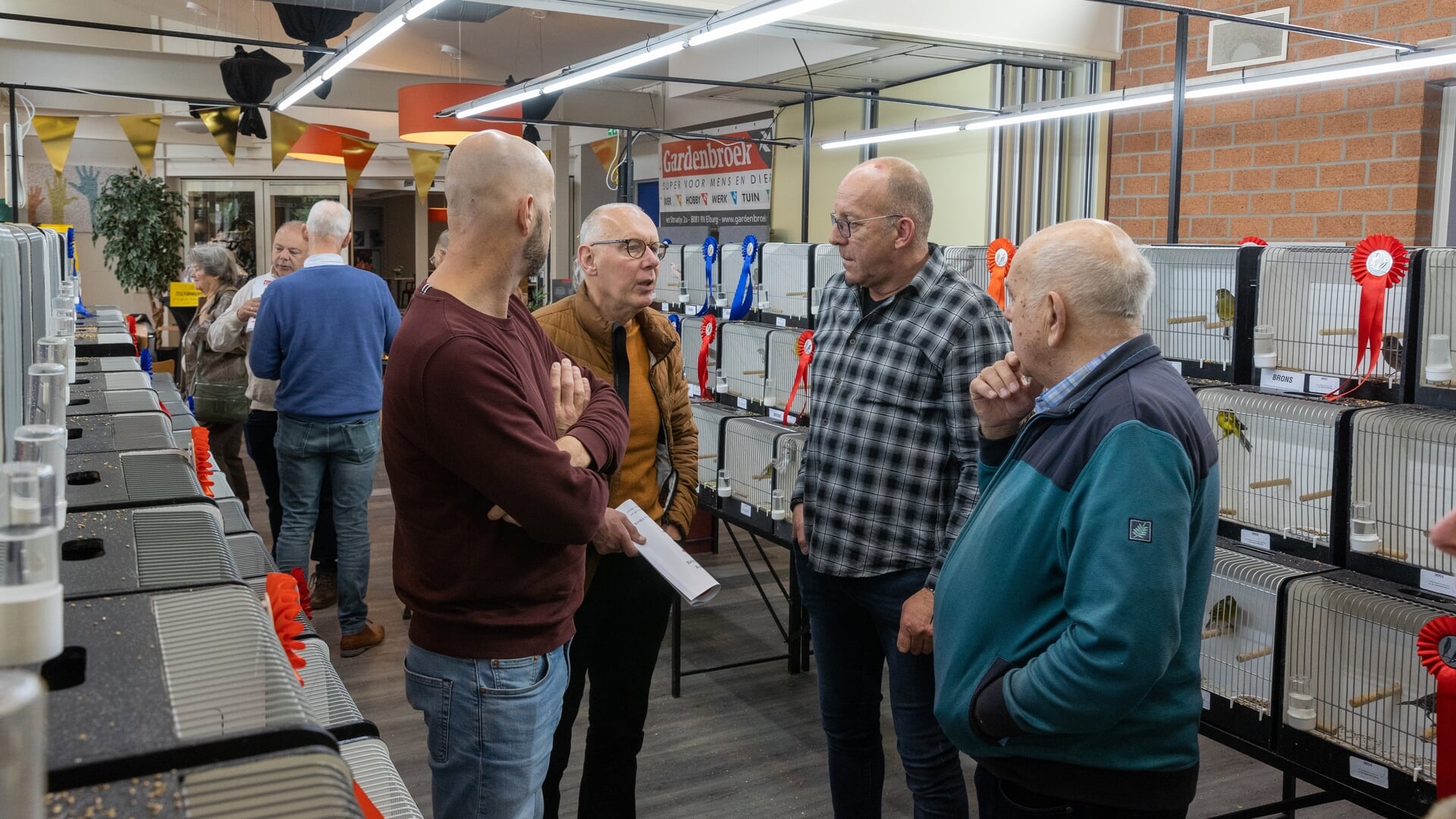 Vogels bekijken tijdens tentoonstelling in Elburg: ‘Inzenders verdienen complimenten’