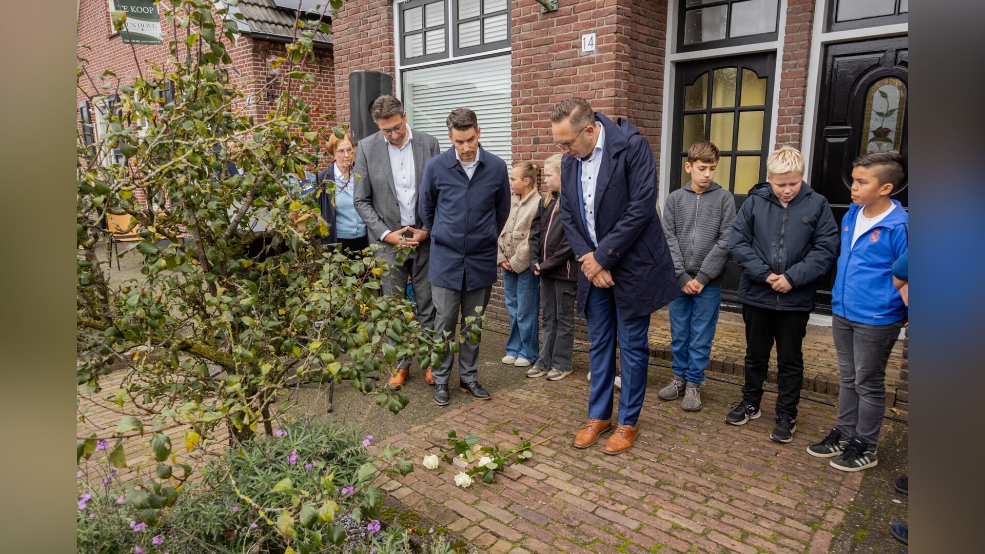 Negen Stolpersteine gelegd in Rijssen: ‘Blijven waarschuwen tegen onrecht, discriminatie en antisemi