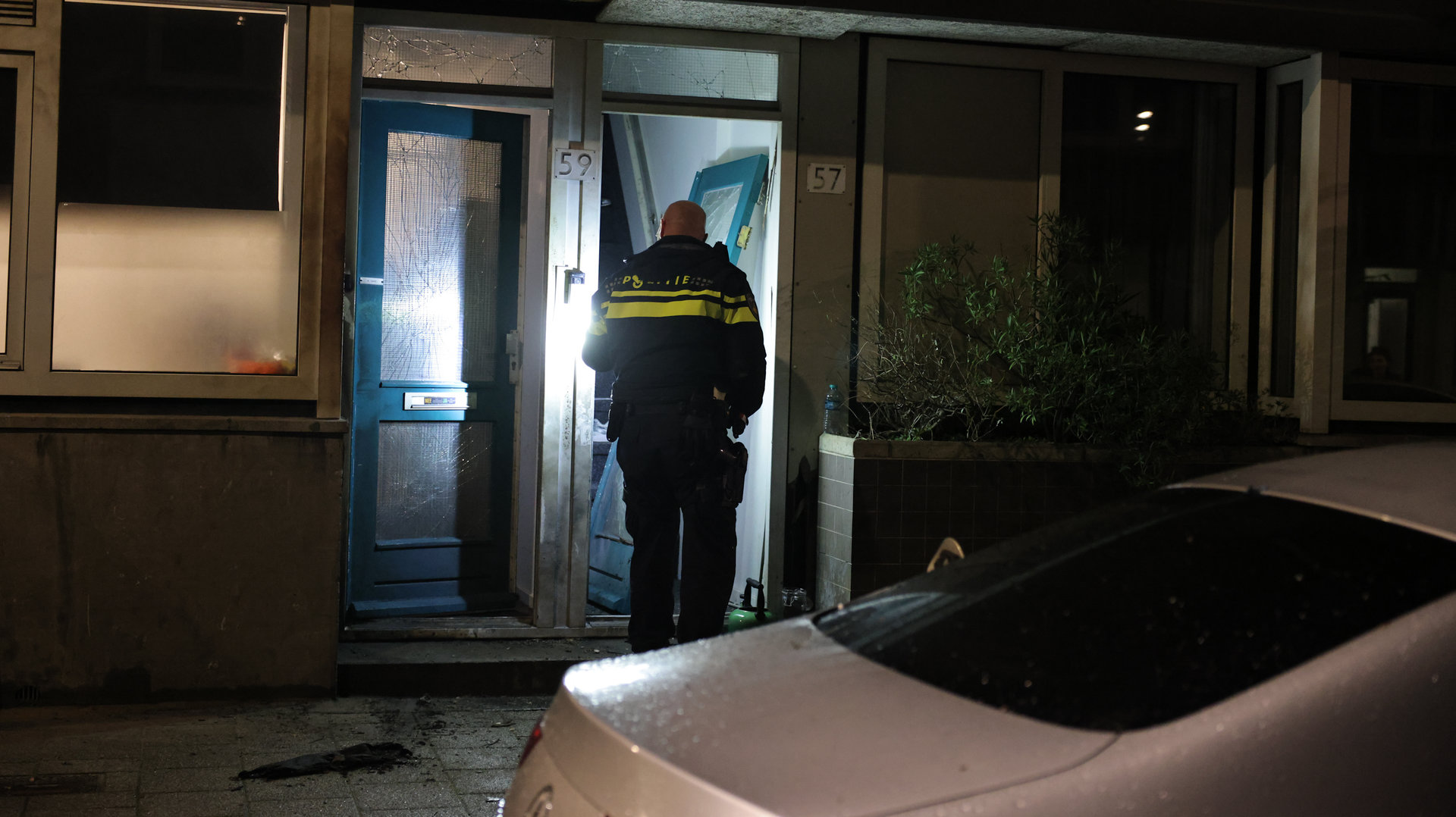 Voordeur uit woning geblazen bij explosie Provenierswijk