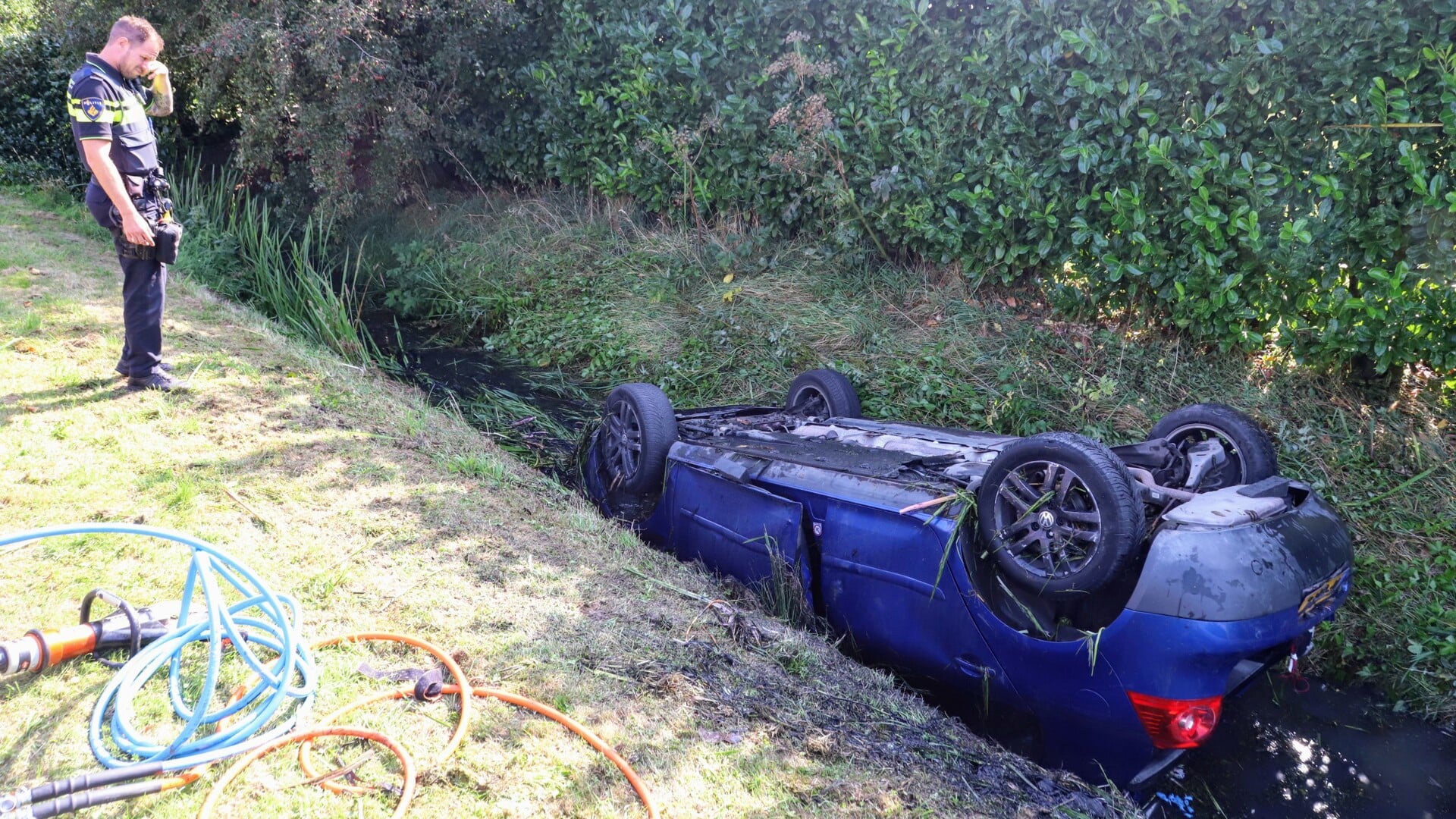 Ondersteboven in de sloot in Eck en Wiel