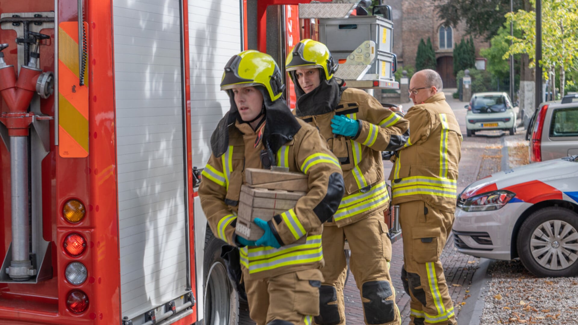 Man valt met ladder bij woning in Alblasserdam en raakt bekneld met ...