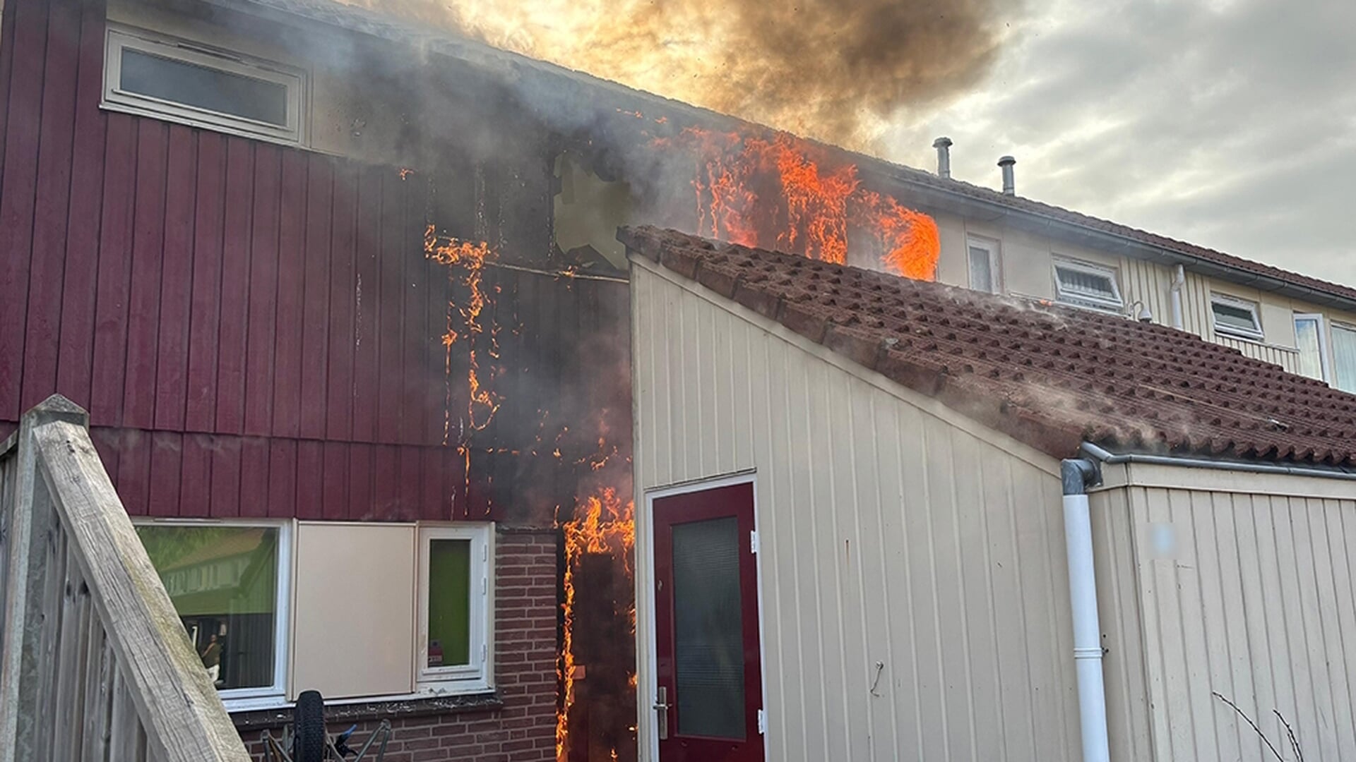 Grote brand Waterwijk, bewoner ongedeerd