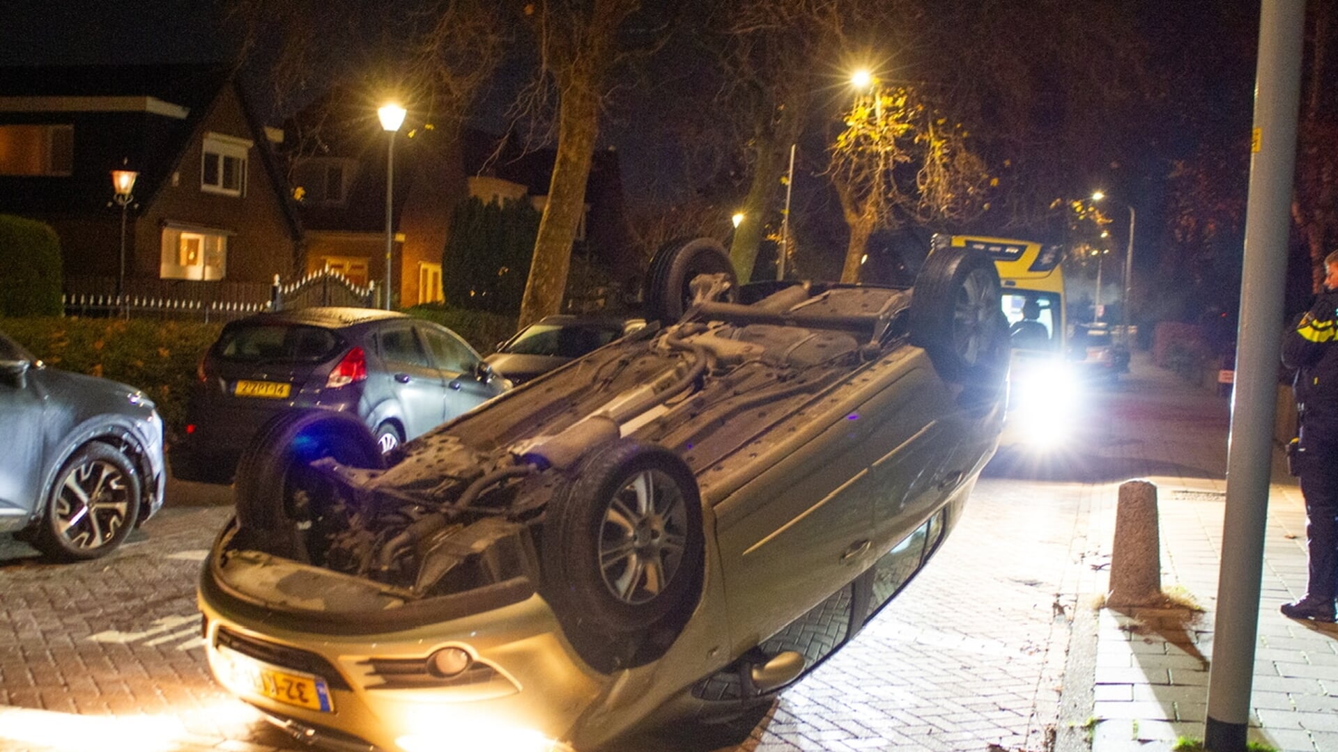 Personenauto belandt op kop in Zwanenburg, bestuurder aangehouden