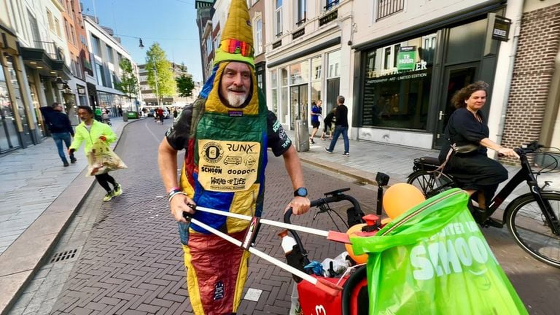Marathonloper ruimt rennend in bananenpak zwerfvuil op