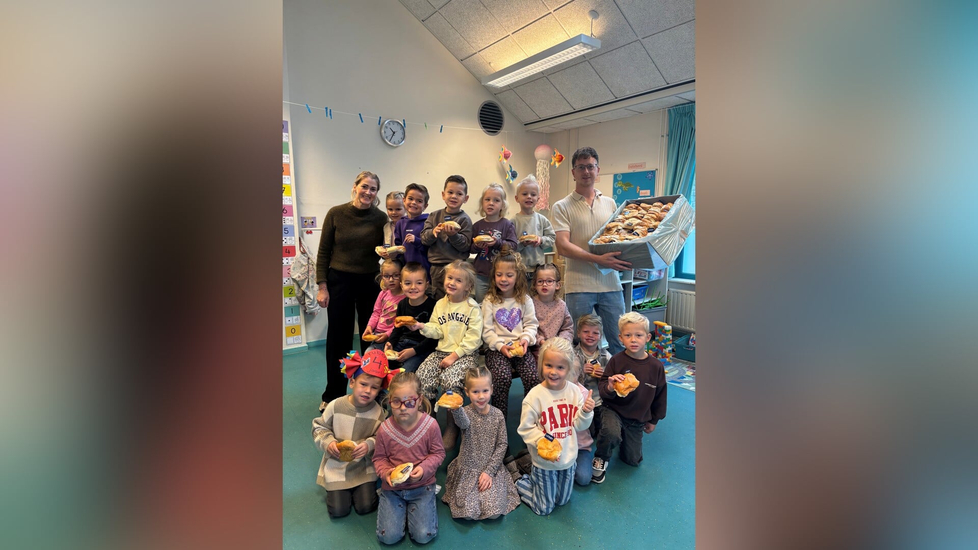 Lerøy Seafood trakteert alle basisscholen op Urk op broodjes zalm