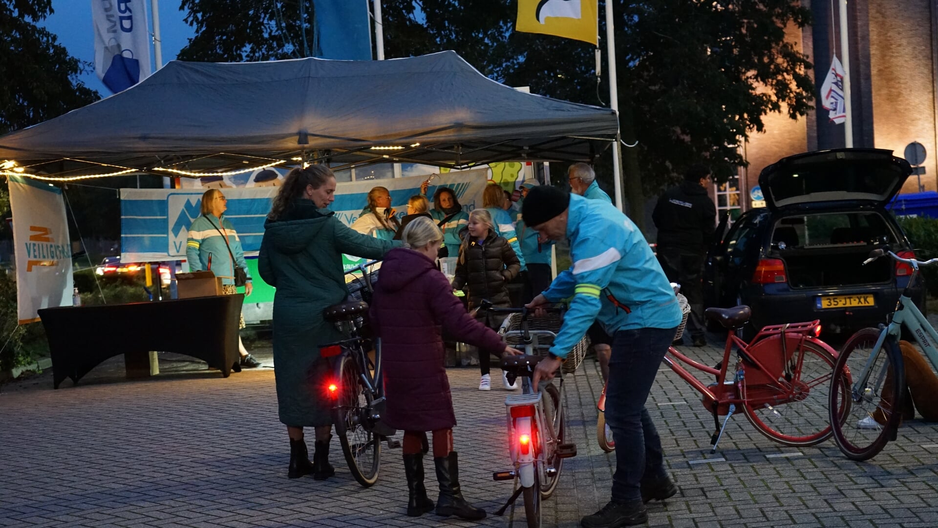 Team VVN Urk kijkt terug op geslaagde verlichtingsactie: ‘overzichtelijk en gezellig druk’