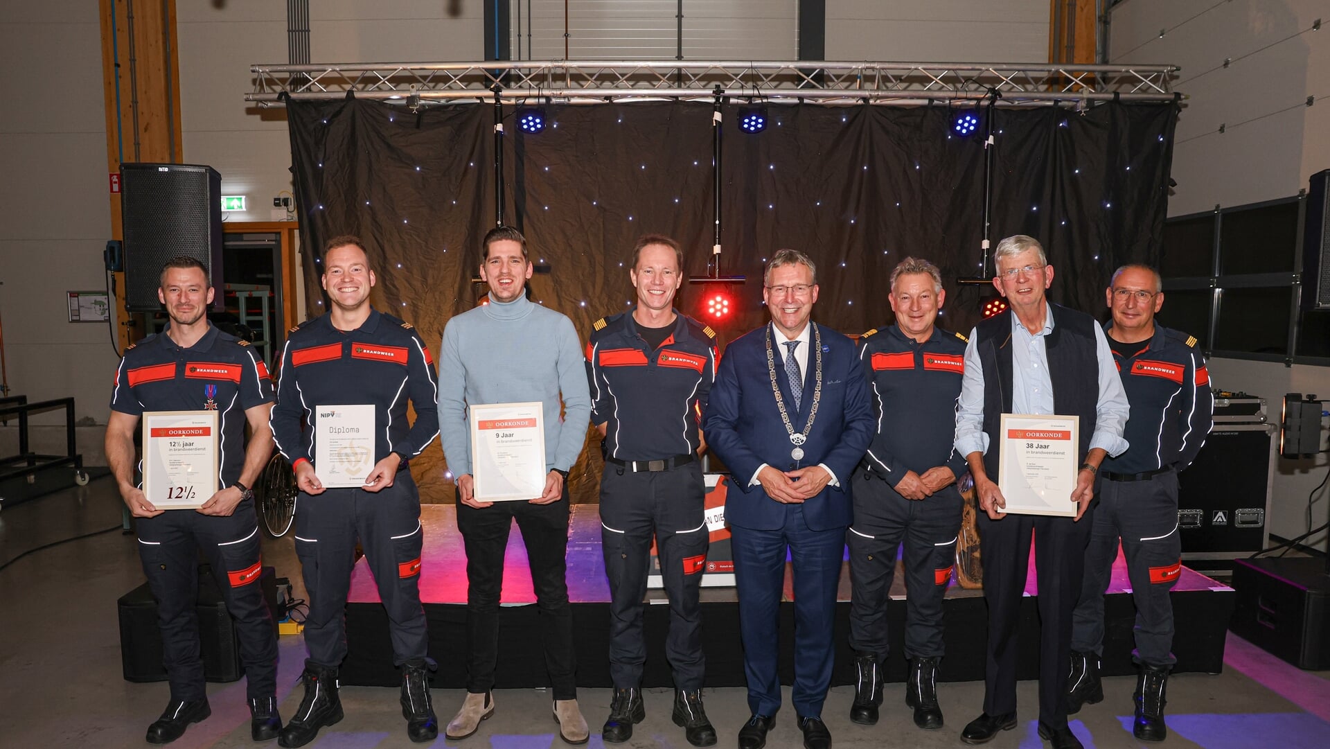 Jaarlijkse korpsavond brandweer Urk: diploma, onderscheiding en oorkondes uitgereikt door burgemeest