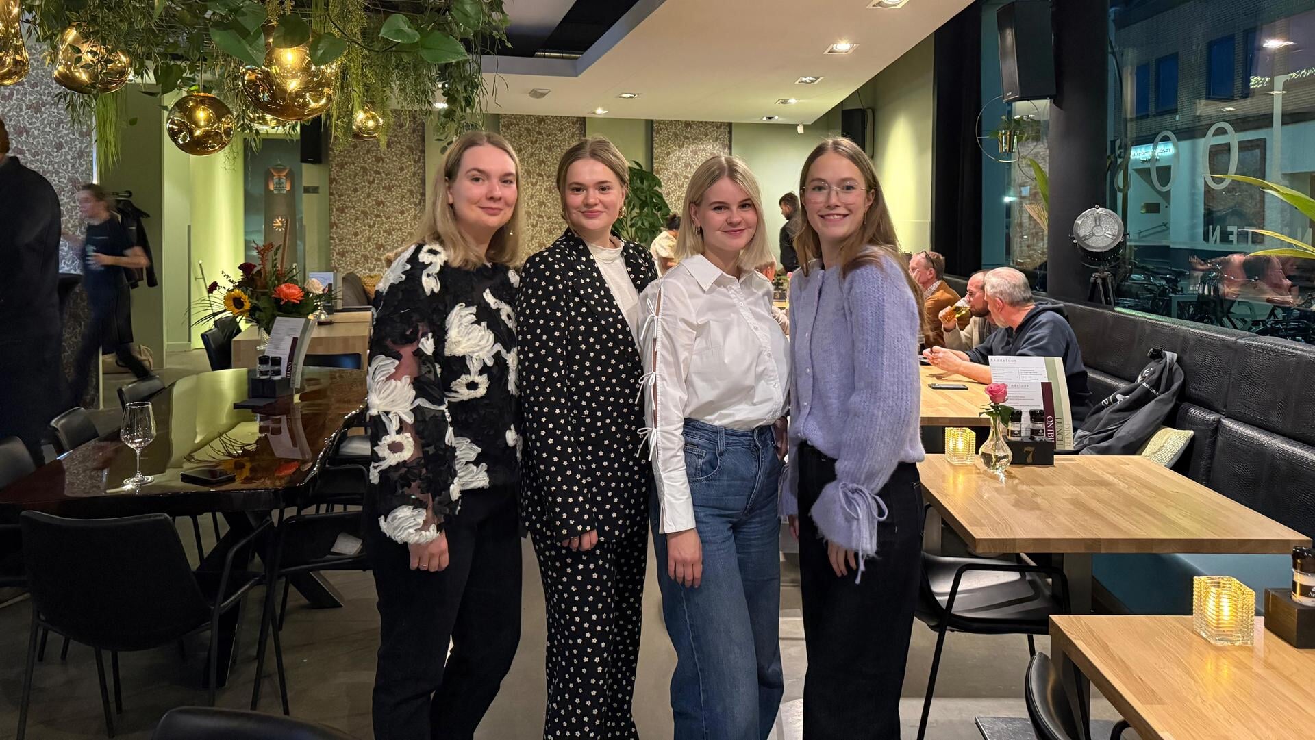 Urker (schoon)zussen aan het roer van restaurant Eindeloos in Emmeloord