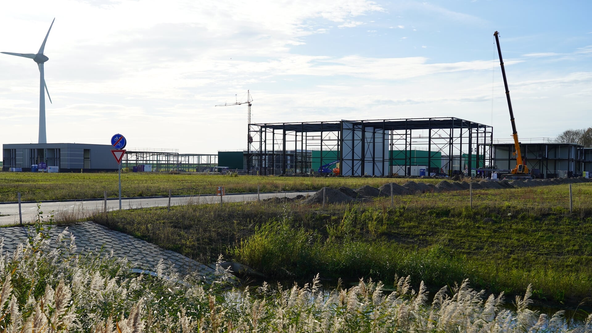 Zowel water als stroom blijven een ‘uitdaging’; een jaar geen grond Port of Urk verkopen kost gemeen