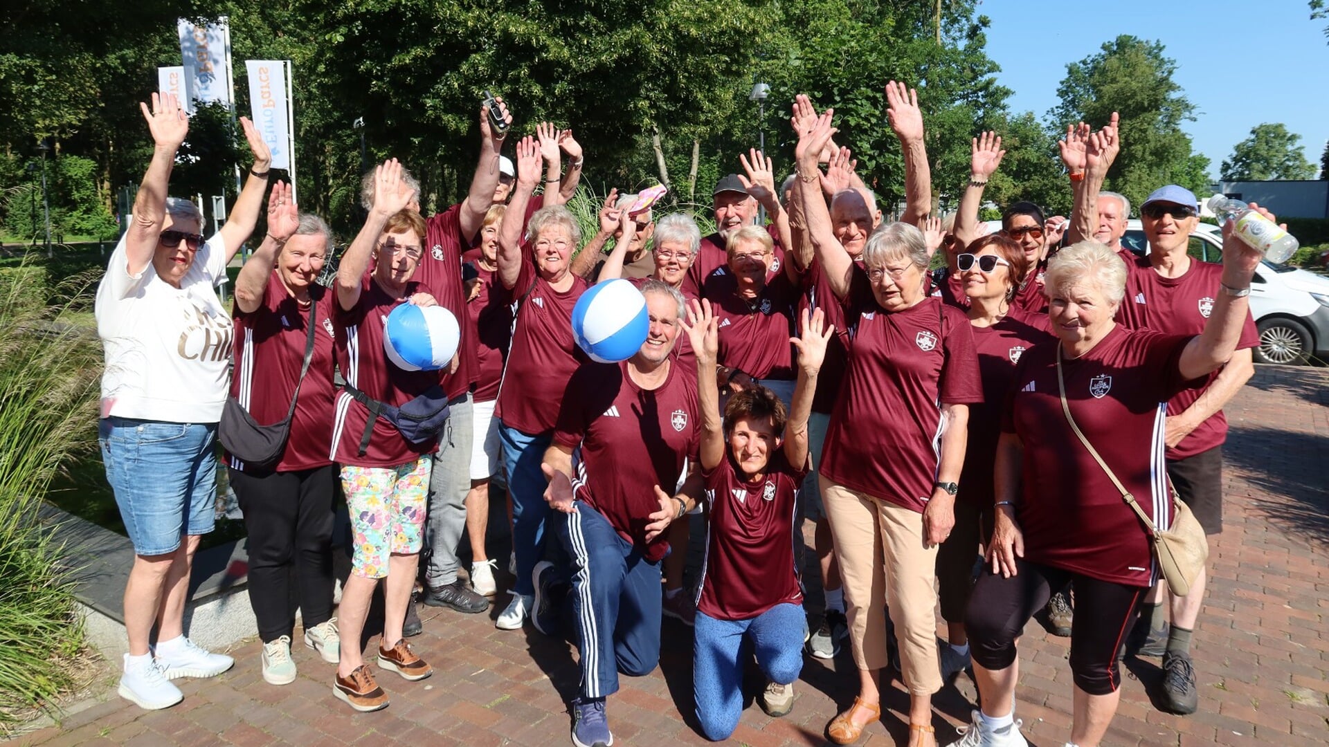 Buurtsportcoach Oscar en zijn wandelgroep in Zwanenburg op bezoek bij De Beemgaard