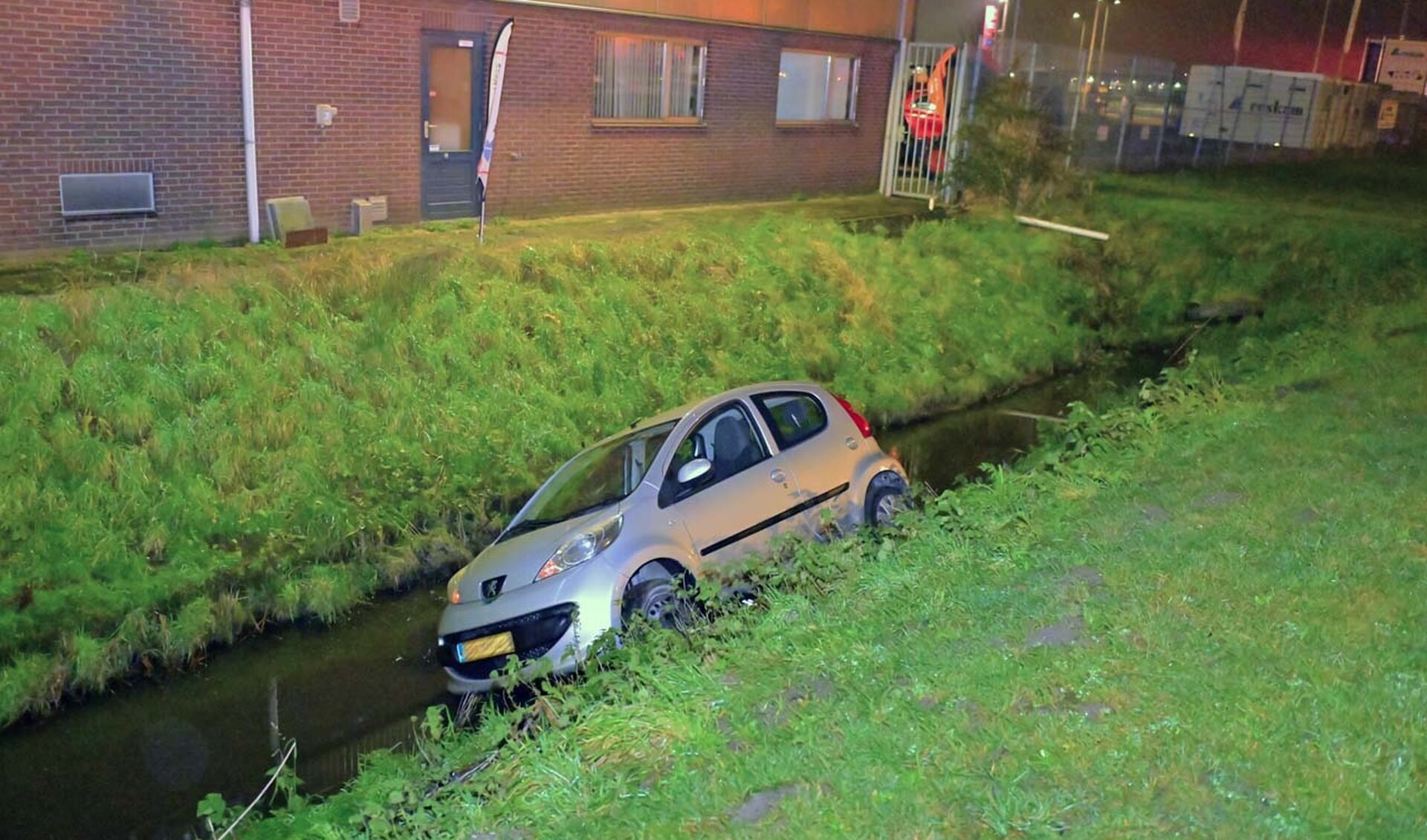 Automobiliste Vliegt Uit De Bocht En Komt ‘bijna’ In De Sloot Tot ...