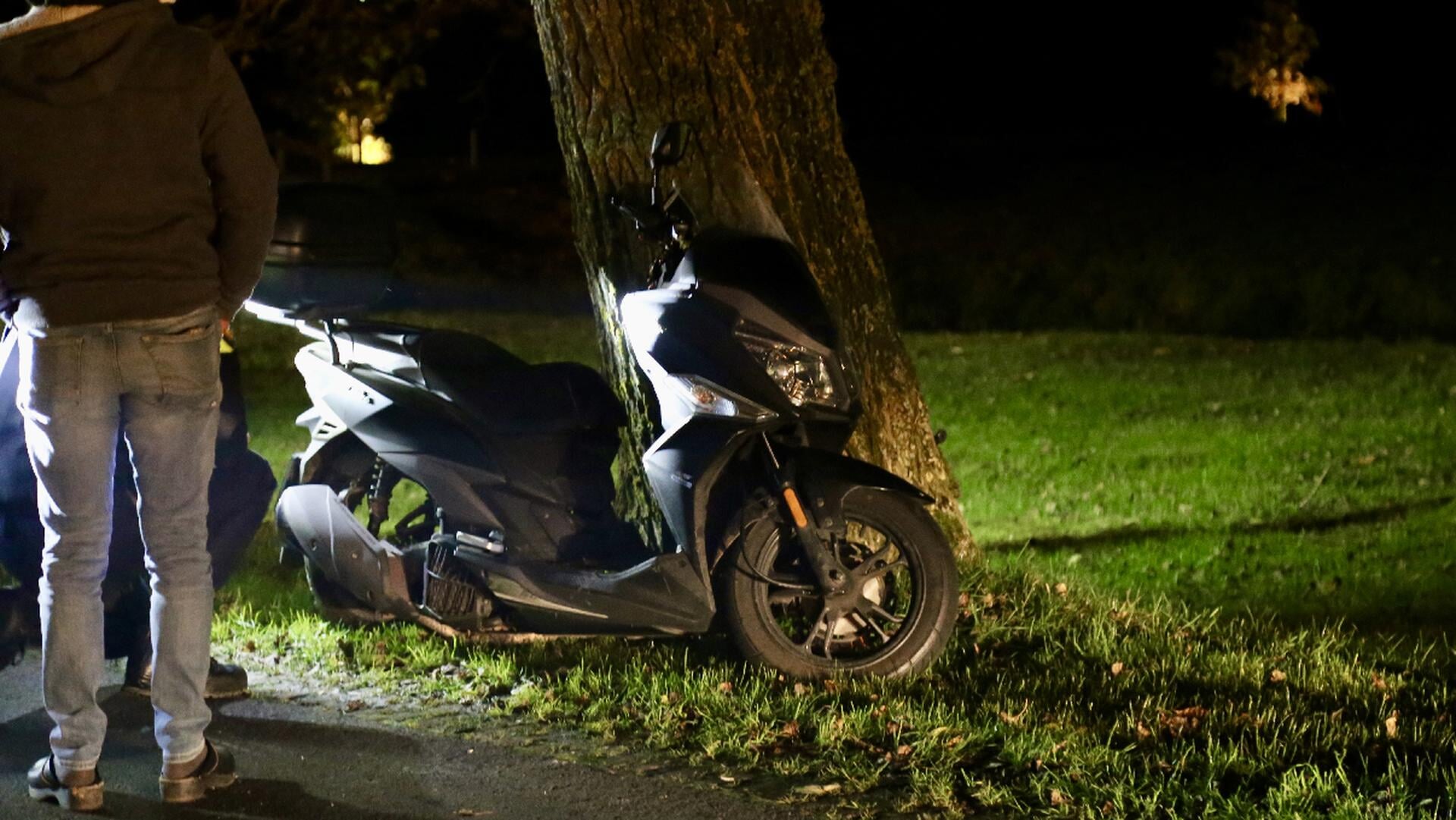 Eenzijdig scooterongeluk op de Middelkoop in Leerbroek
