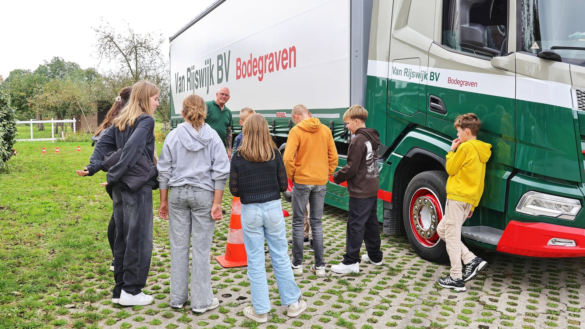 Leerlingen Waarder en Driebruggen leren over de dode hoek