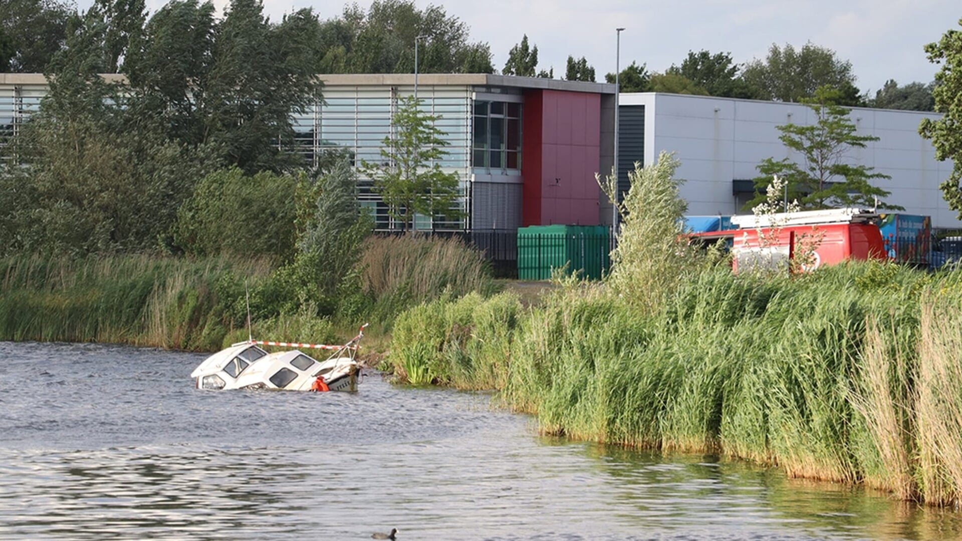 Hulpdiensten rukken buit voor zinkend bootje