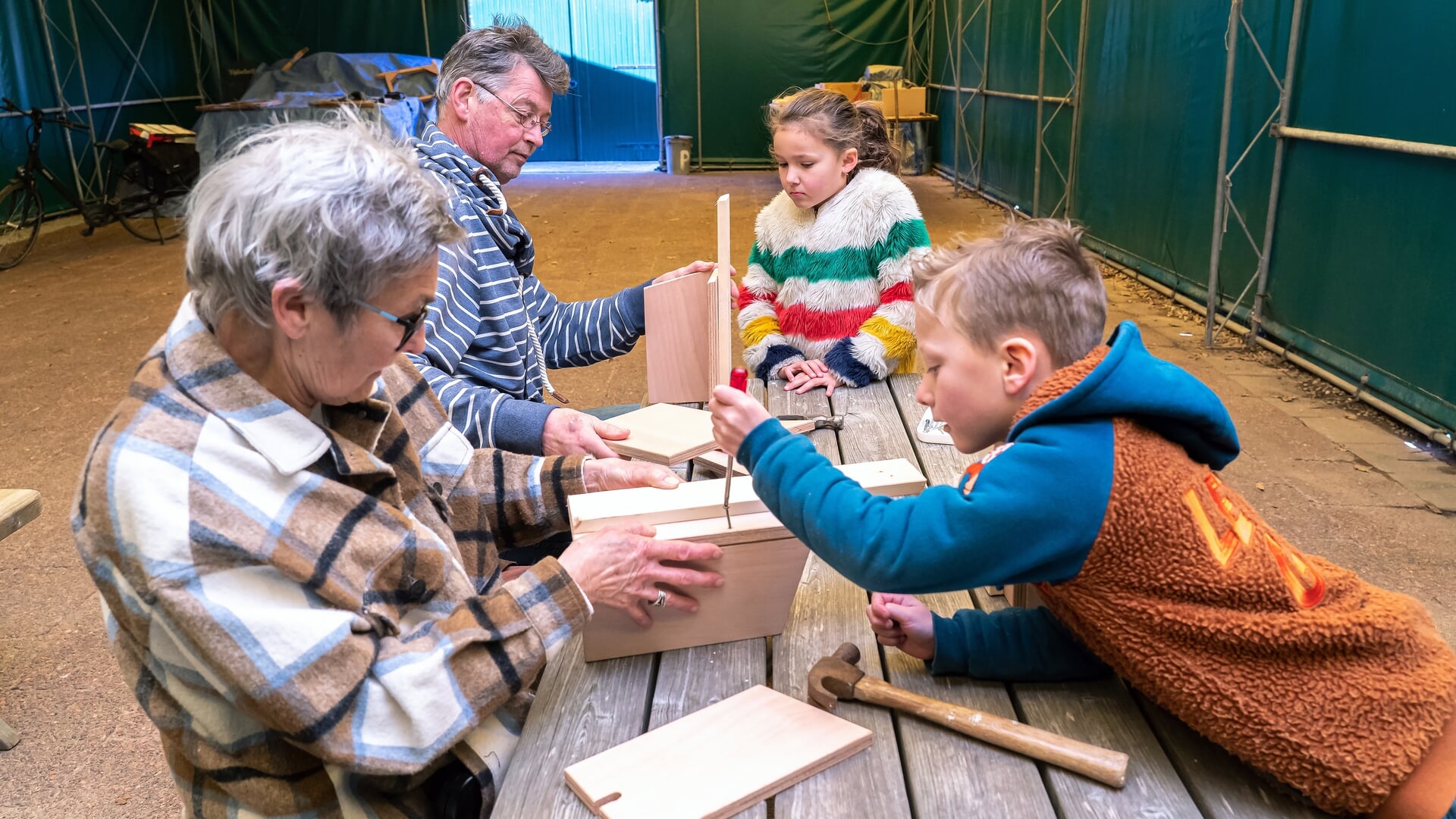 Nestkastjes timmeren bij De Schaapskooi in Schoonrewoerd