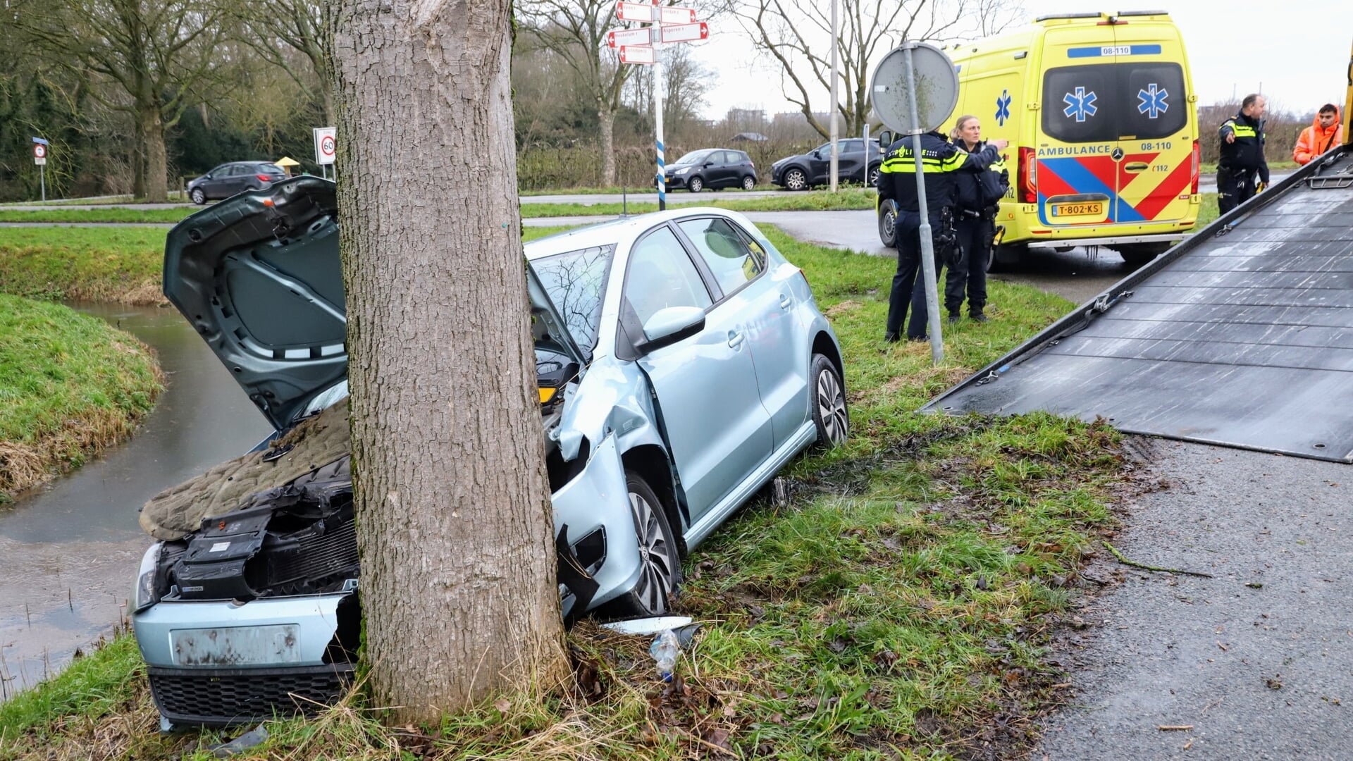 Auto rijdt op Zeiving in Asperen tegen boom