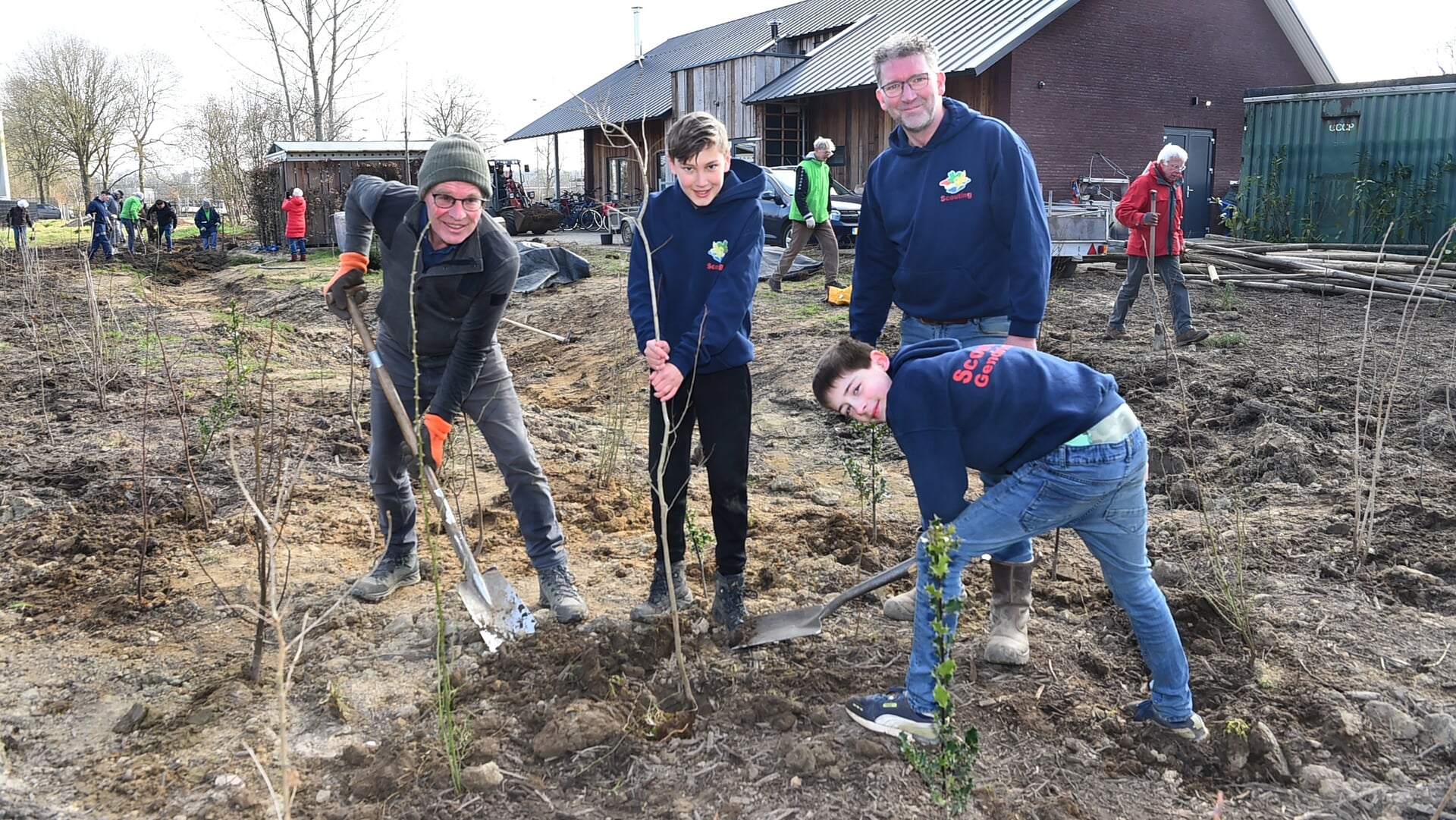 Bomengroep helpt Scouting Gendringen aan bosplantsoen