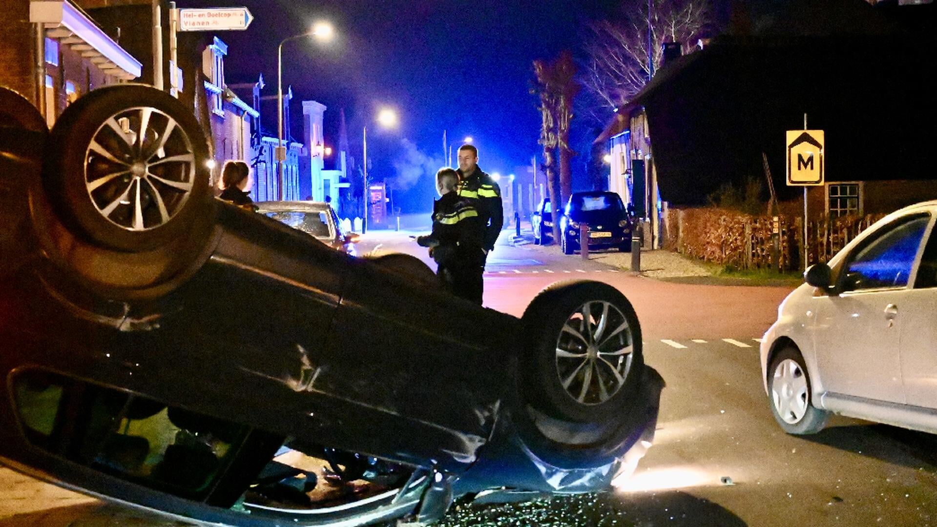 Auto op z’n kop in Leerbroek na ongeluk, flinke schade aan drie voertuigen