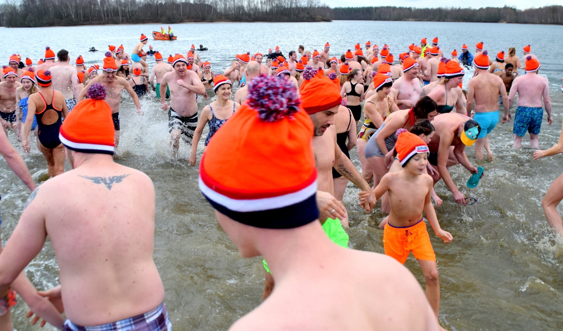 Nieuwjaarsduik bij de Kuilen in Langenboom