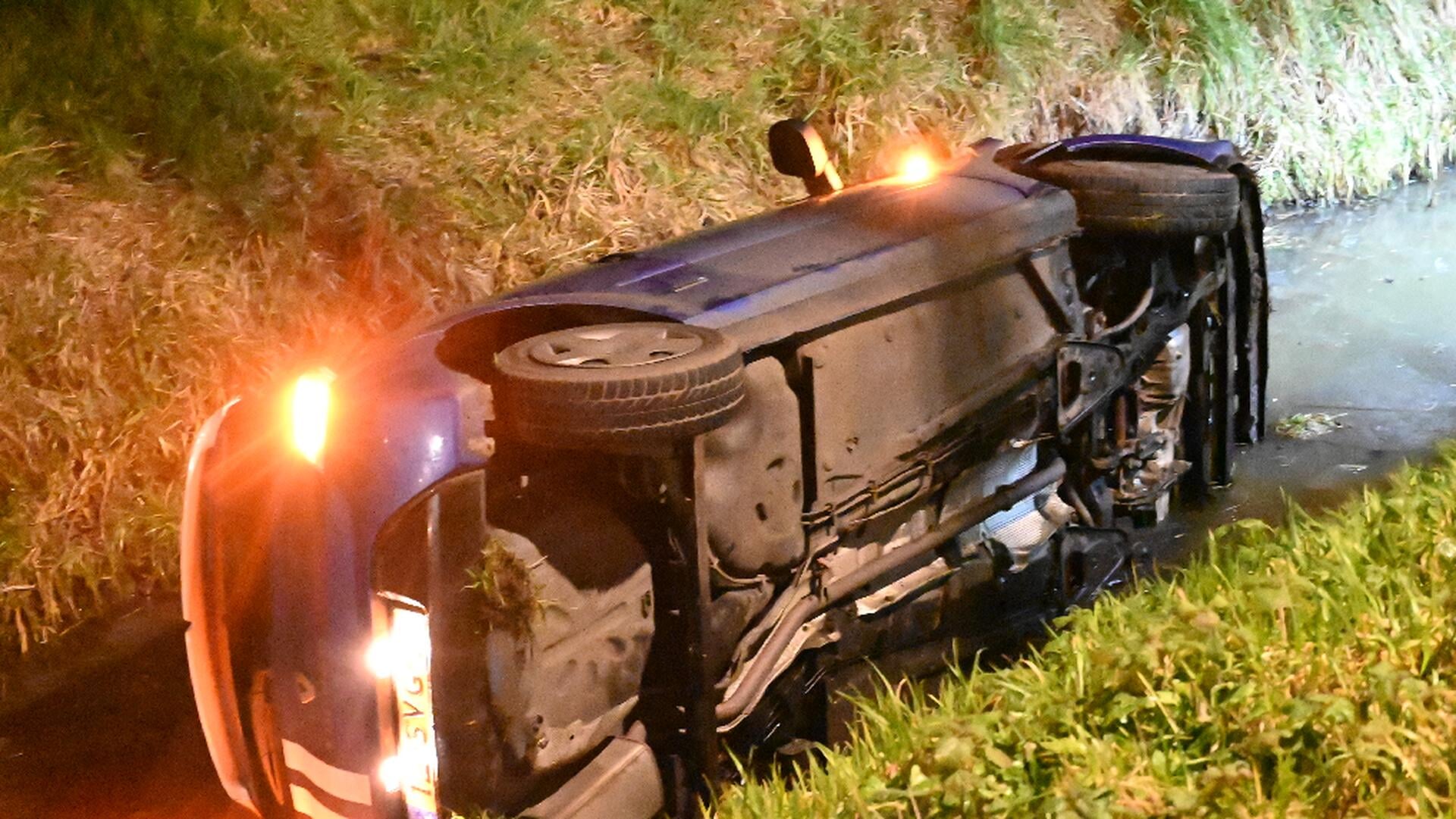 Auto belandt in de sloot in Leerbroek