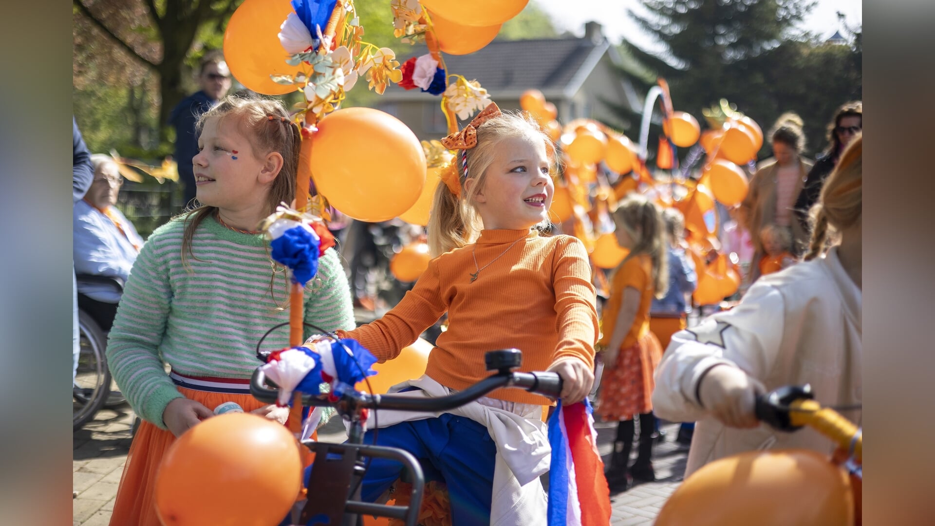 De zon, oranjesfeer én Monique Smit weten Hengelo te vinden