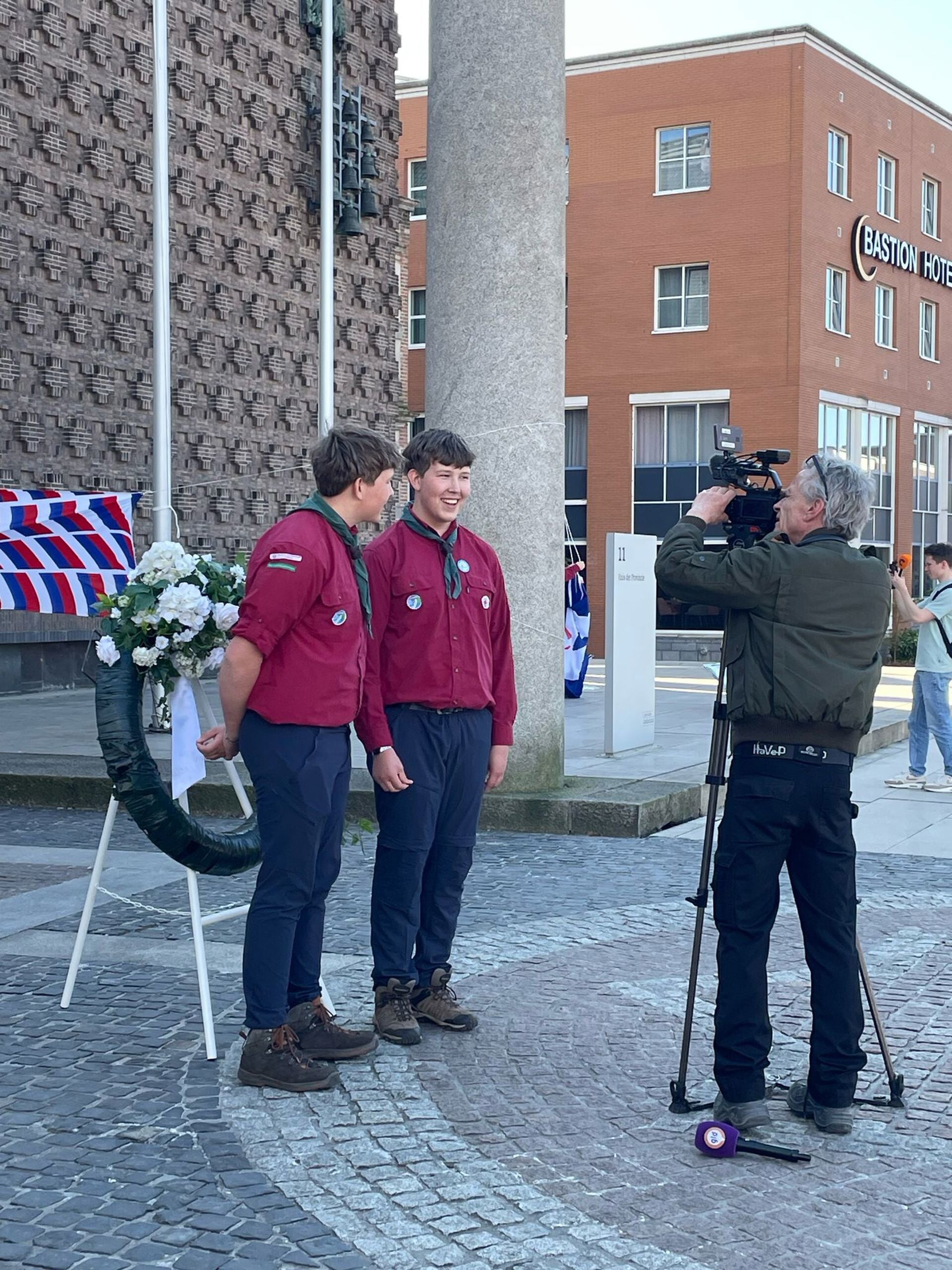 Jan en Martijn helpen mee aan de Nationale Herdenking op de Dam ...