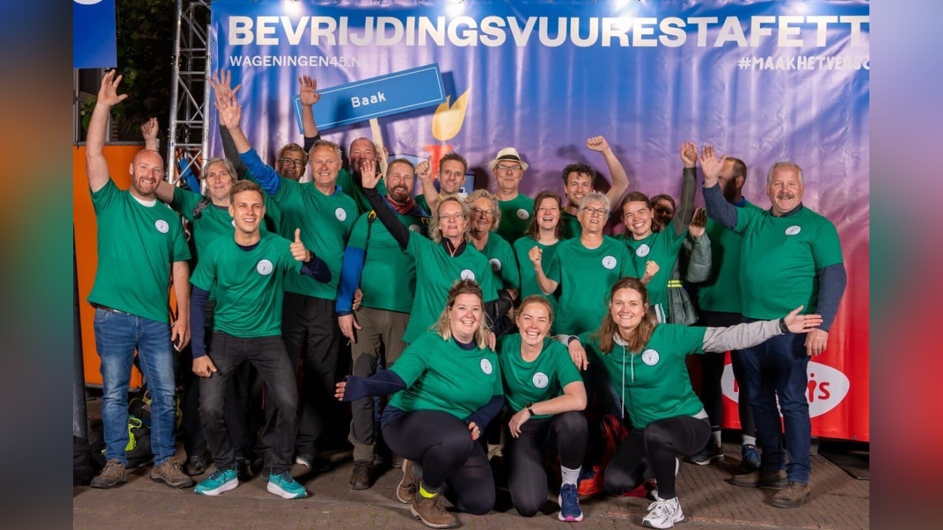 Bevrijdingsloopgroep De Baakvlam brengt bevrijdingsvuur van Wageningen naar Baak