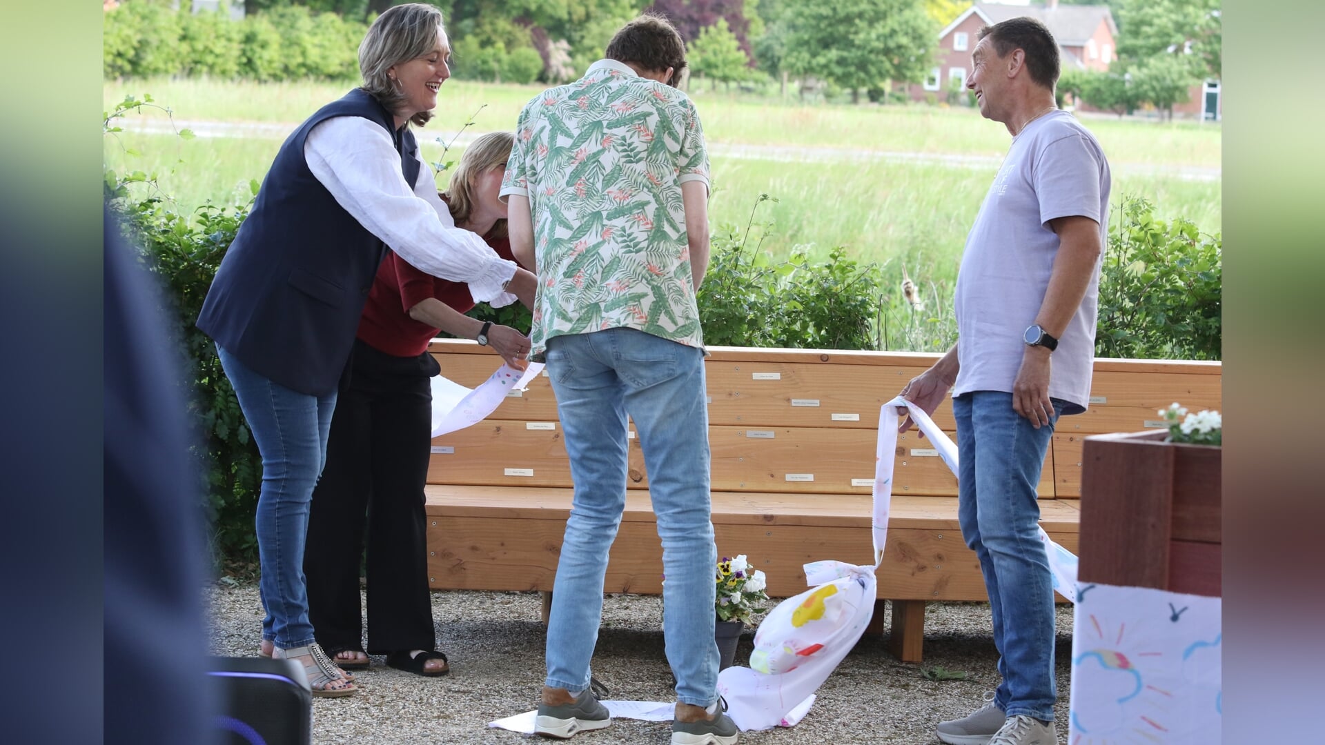 Onthulling troostbank Estinea op Slaadreef