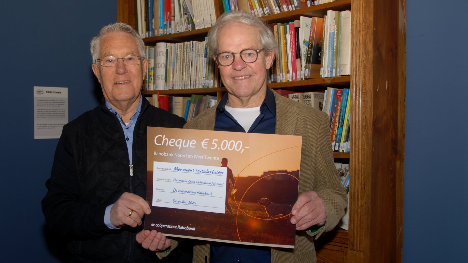 Grote cheque van Rabobank voor beeld ‘De Textielarbeider’