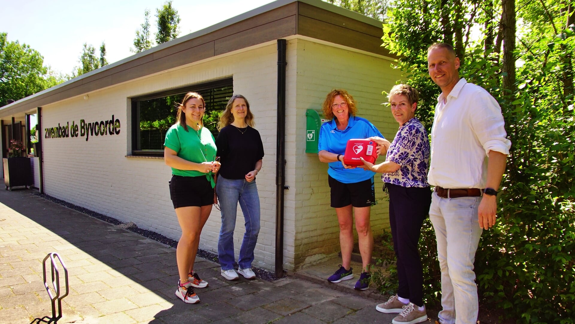 Nieuwe 24/7 AED op locatie Zwembad de Byvoorde in Wehl