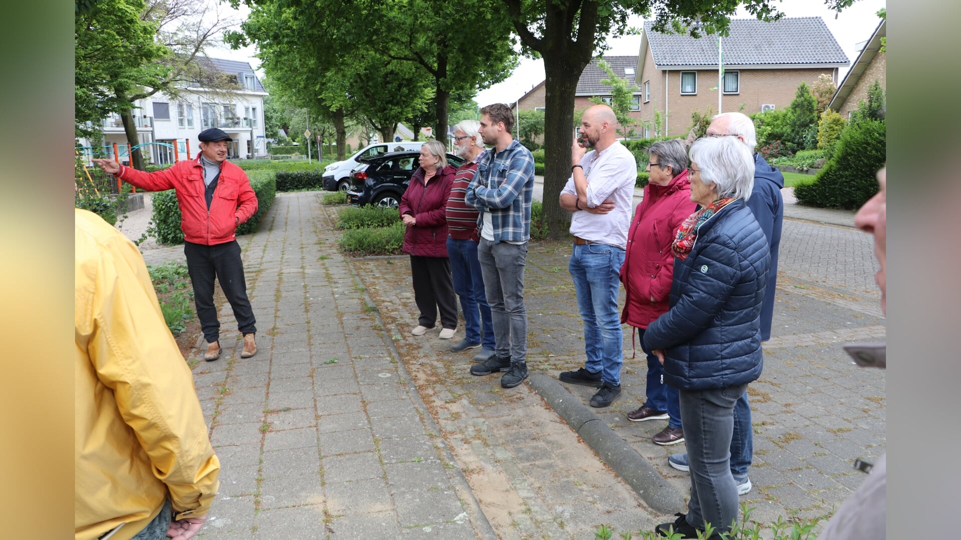 Bewoners Bloemenbuurt Zelhem vergroenen hun straat