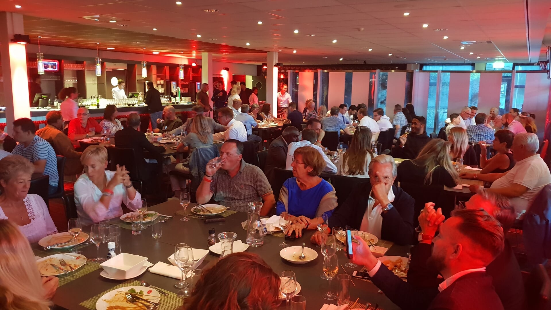 Gemeente snijdt in business seats Almere City