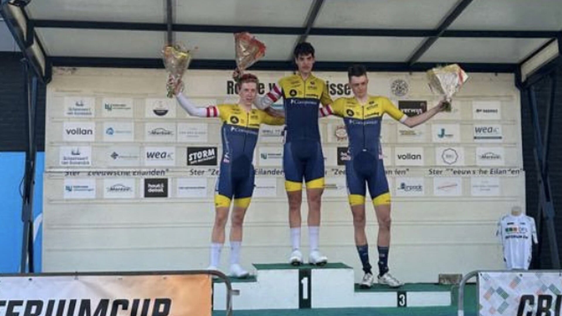Jan van Arckel heerst in Ronde van Bruinisse, waar Thijs Wemmers de overwinning pakt